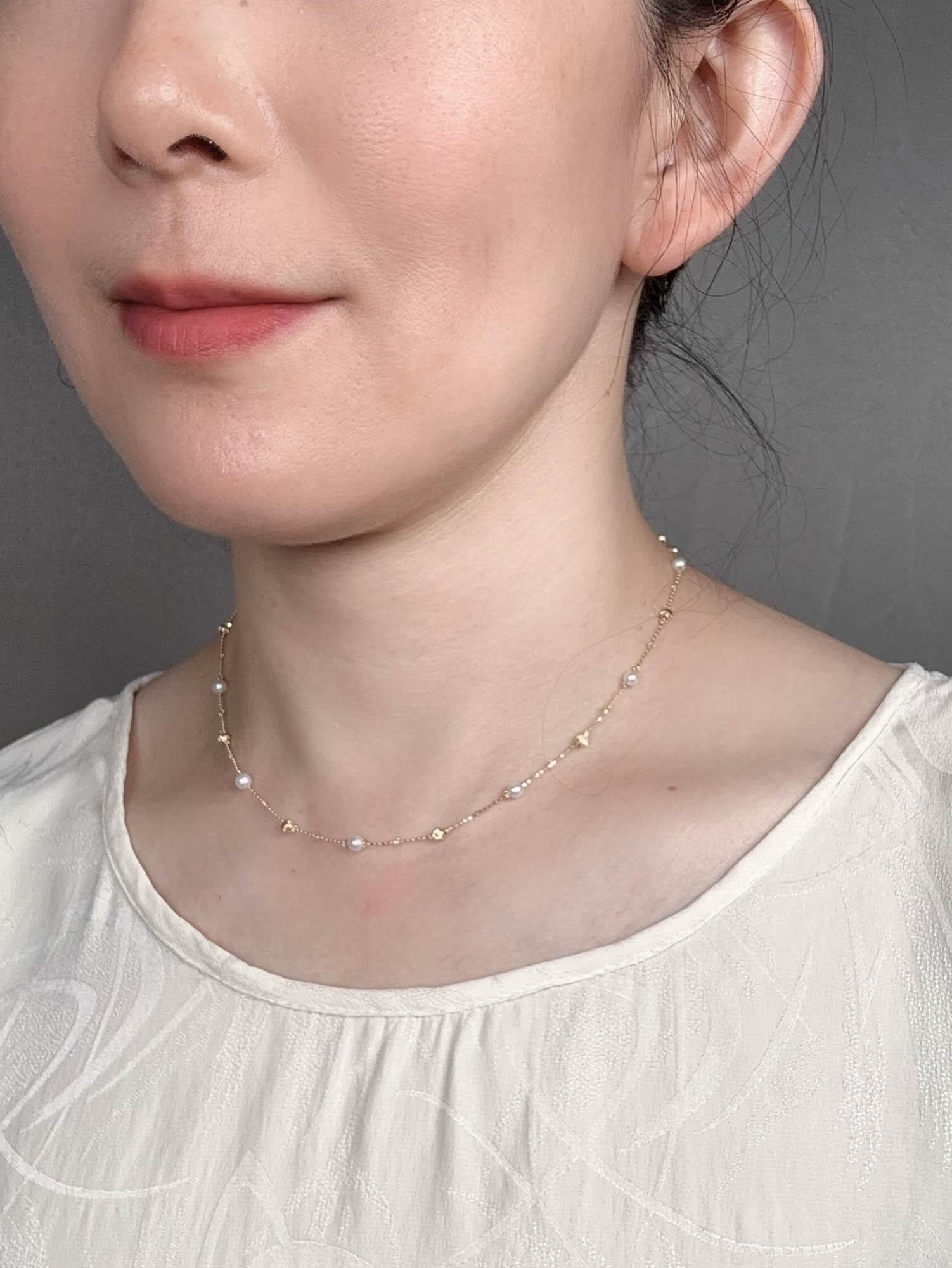 Delicata collana di perle d'acqua dolce con catena d'oro 18k lucida, ideale per essere abbinata a più persone in vendita 3