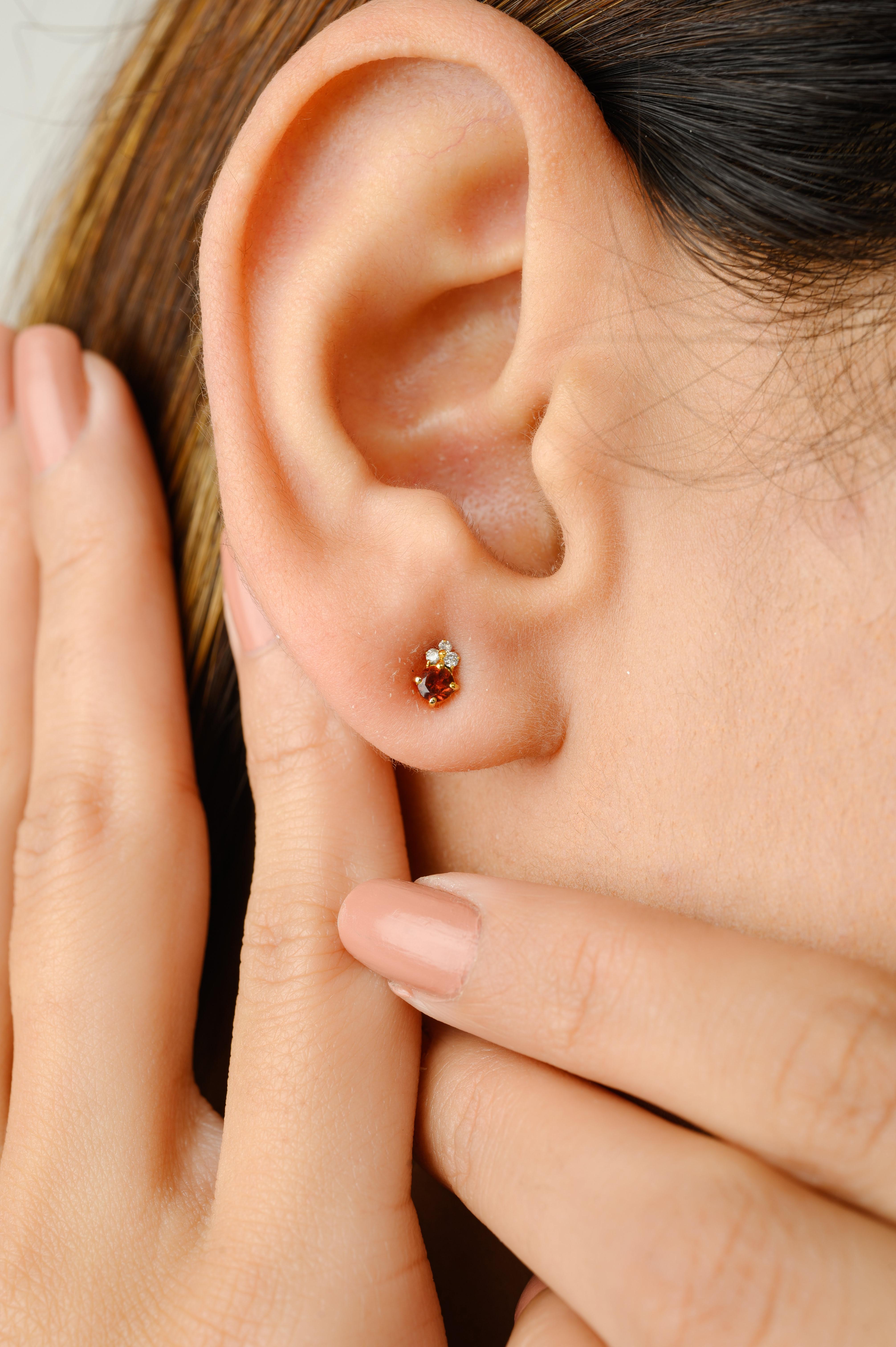 Boucles d'oreilles délicates en or jaune 14k avec grenat et diamant pour elle Pour femmes en vente
