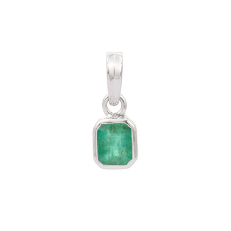 Dainty Green Emerald Gemstone Solitaire Pendant for Mom Gift in 925 Silver In New Condition For Sale In New York, NY