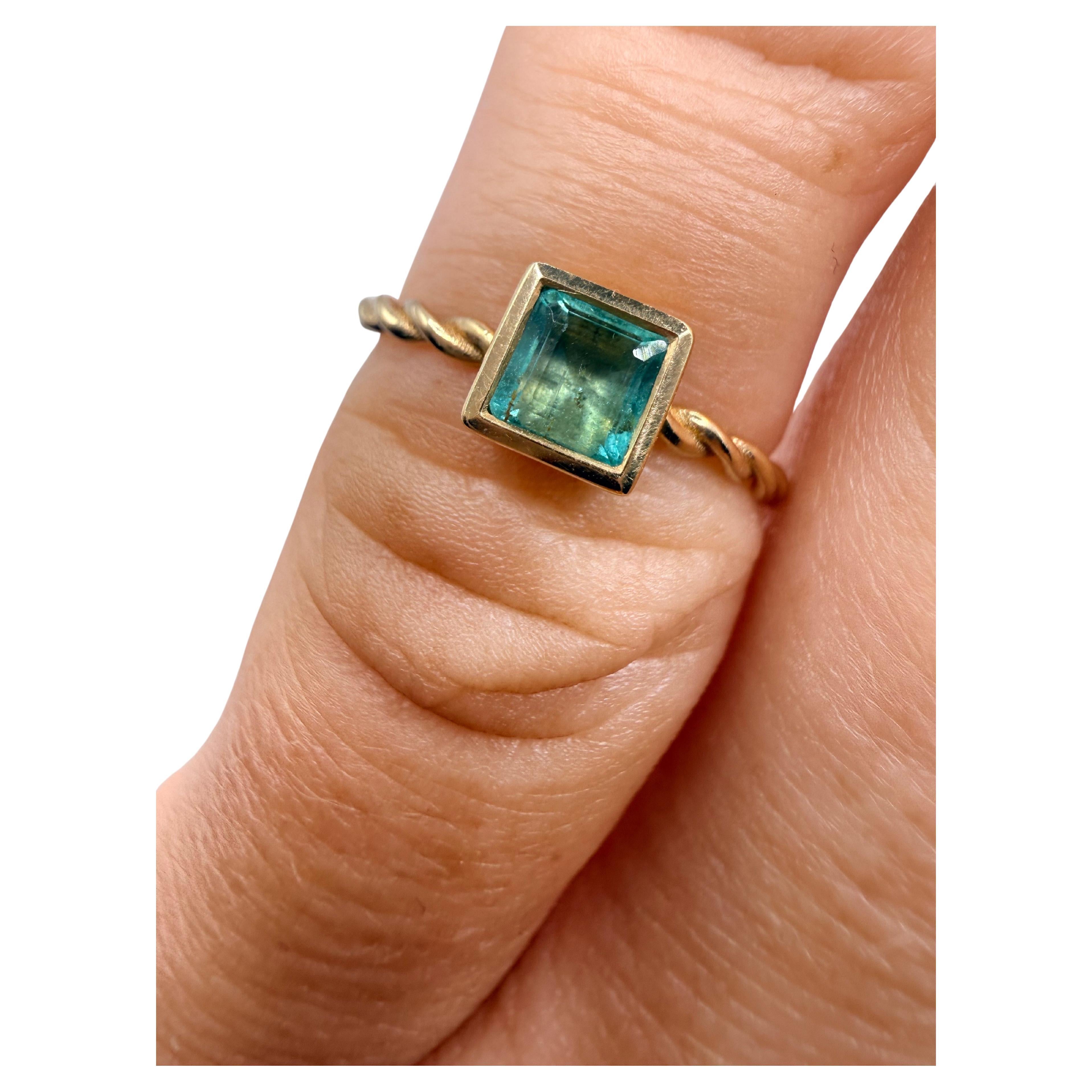 Bague en or jaune 14kt avec émeraude naturelle de couleur verte taille 4 en vente