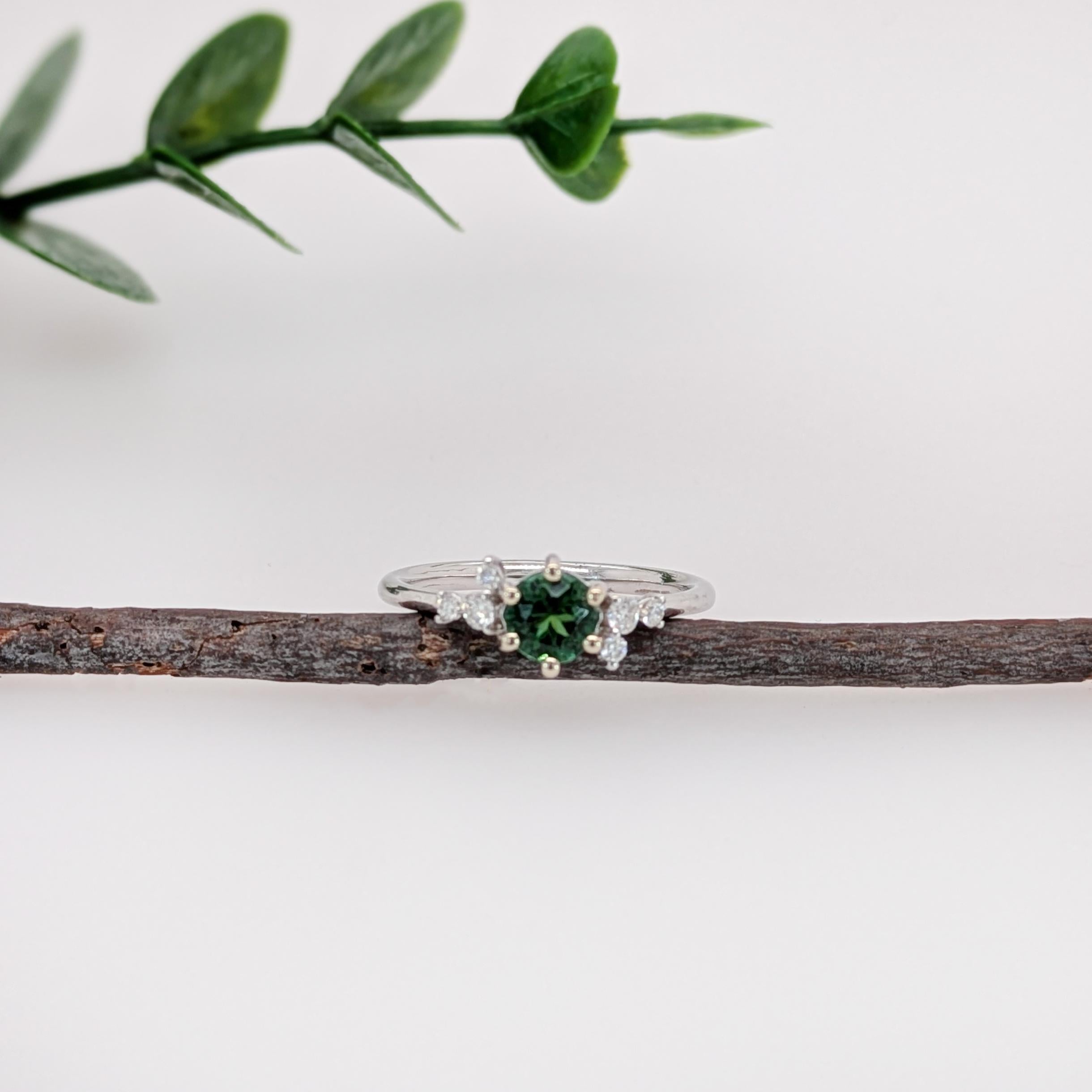 Art Nouveau Delicato anello con tsavorite verde e accenti di diamanti naturali in oro massiccio 14 carati  RD 5mm in vendita