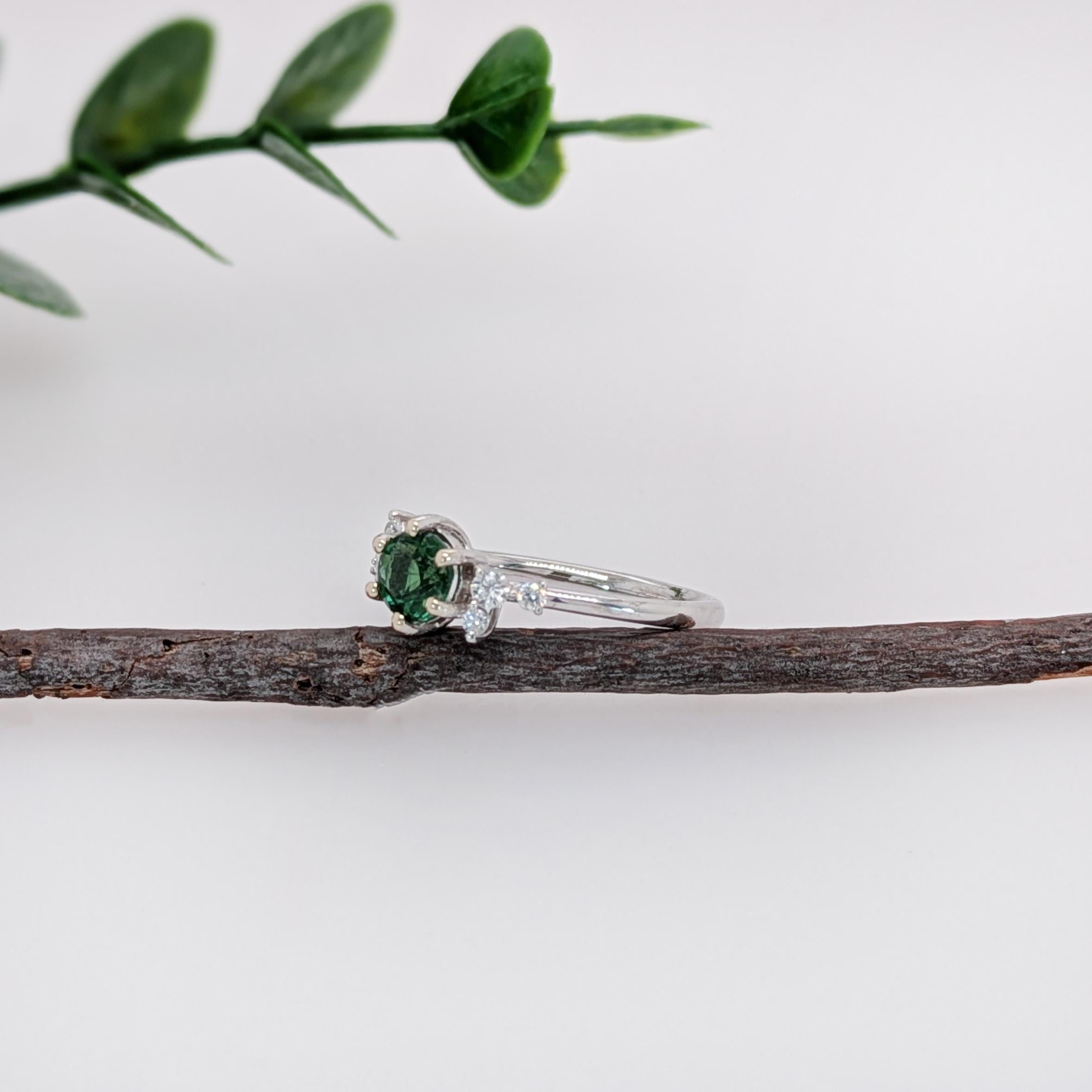 Taglio rotondo Delicato anello con tsavorite verde e accenti di diamanti naturali in oro massiccio 14 carati  RD 5mm in vendita