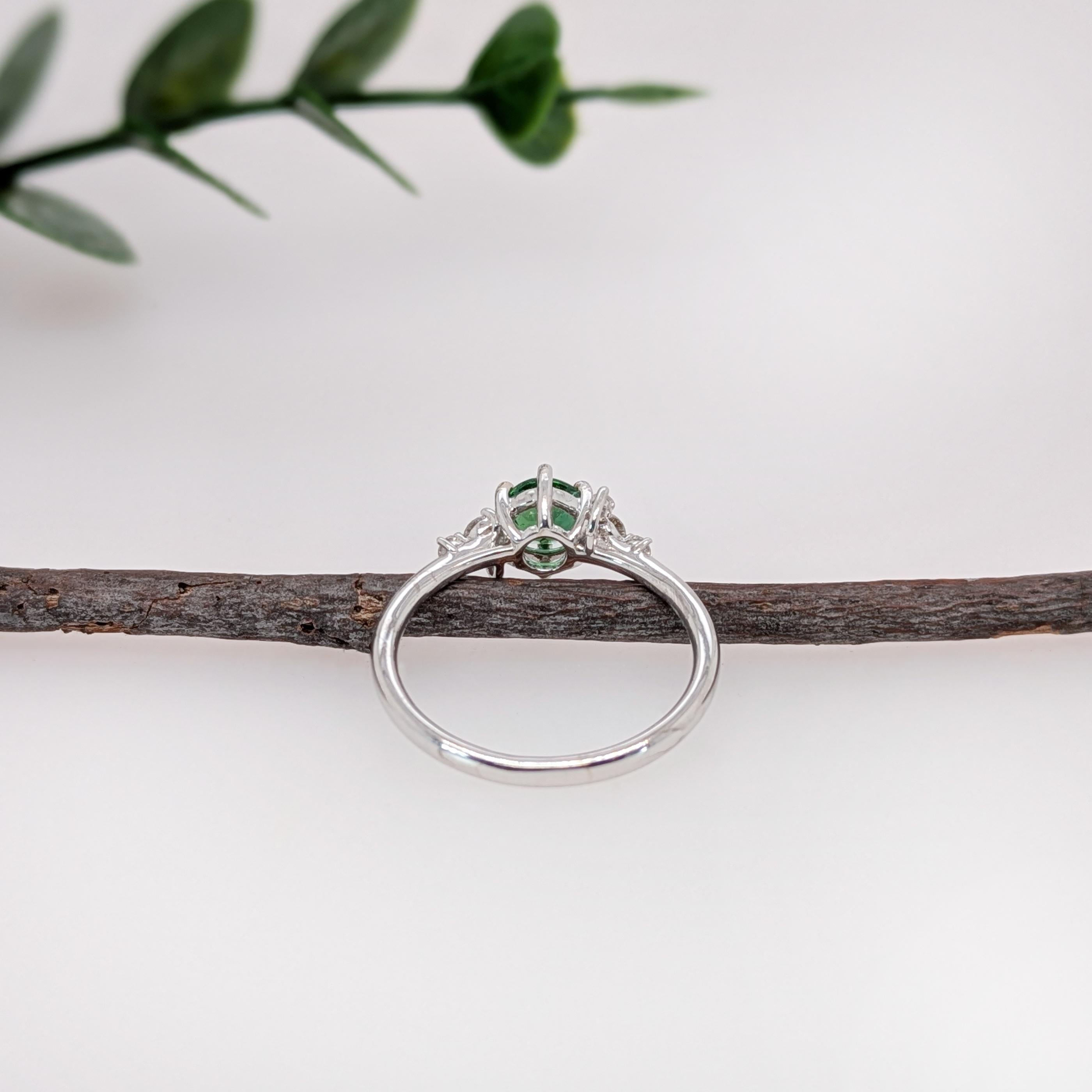 Delicato anello con tsavorite verde e accenti di diamanti naturali in oro massiccio 14 carati  RD 5mm In condizioni Nuovo in vendita a Columbus, OH