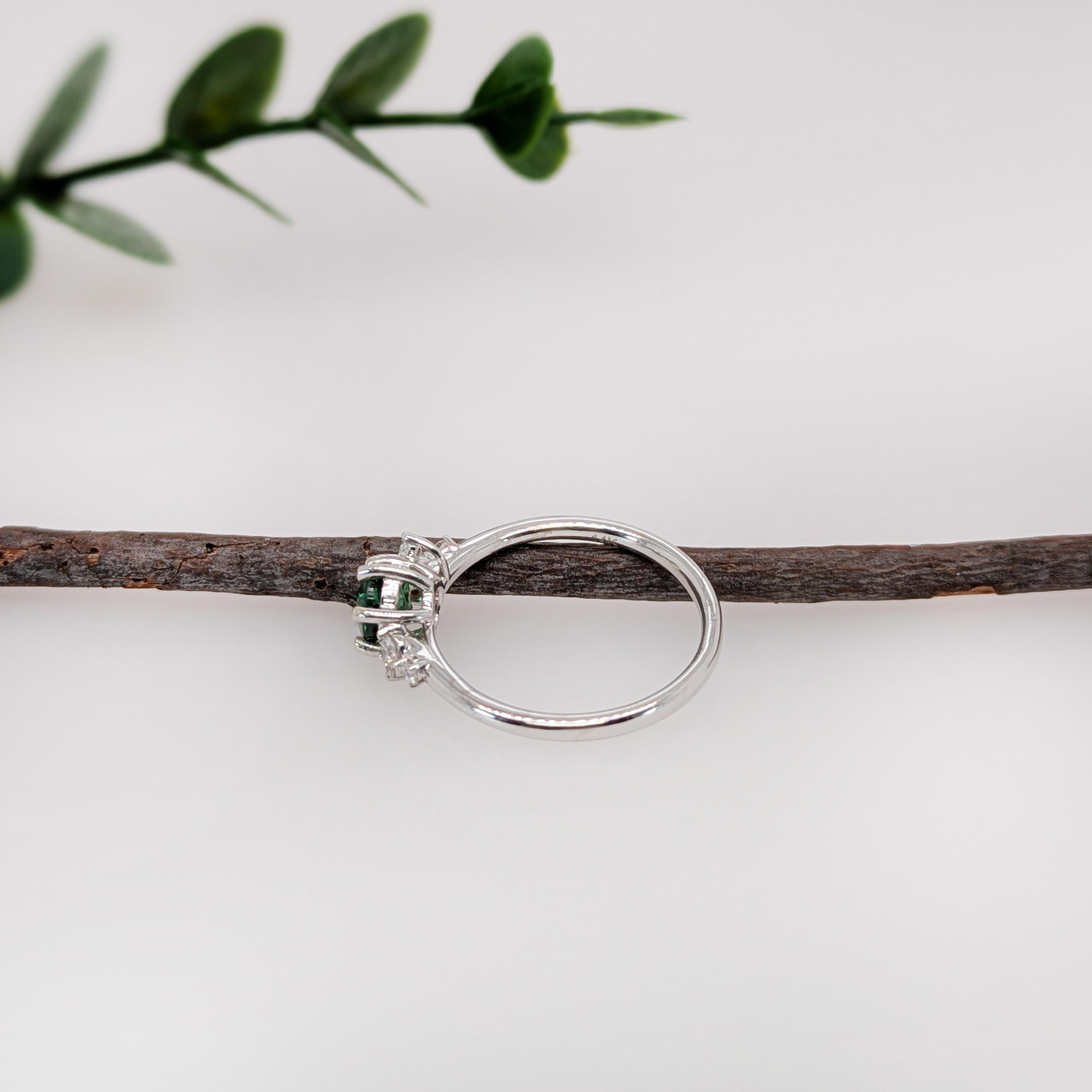 Donna Delicato anello con tsavorite verde e accenti di diamanti naturali in oro massiccio 14 carati  RD 5mm in vendita