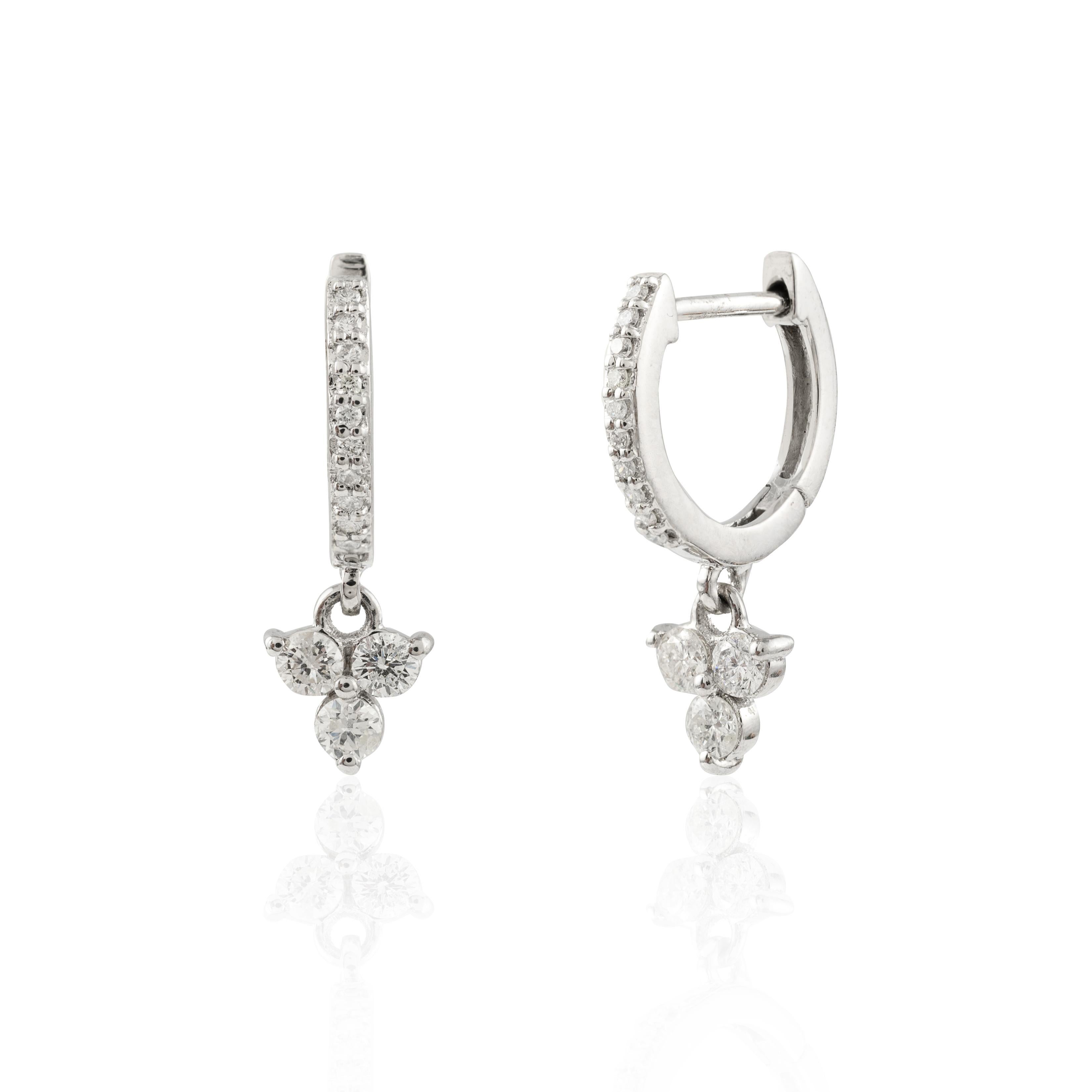 Orecchini a goccia con diamante per lei in oro 18 carati per fare un figurone con il tuo look. Avrai bisogno di questi orecchini per fare una dichiarazione con il tuo look. Questi orecchini creano un look scintillante e lussuoso con diamanti a
