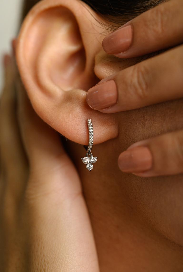 Moderno Orecchini a goccia con diamante Dainty Huggie in oro bianco massiccio 18k in vendita