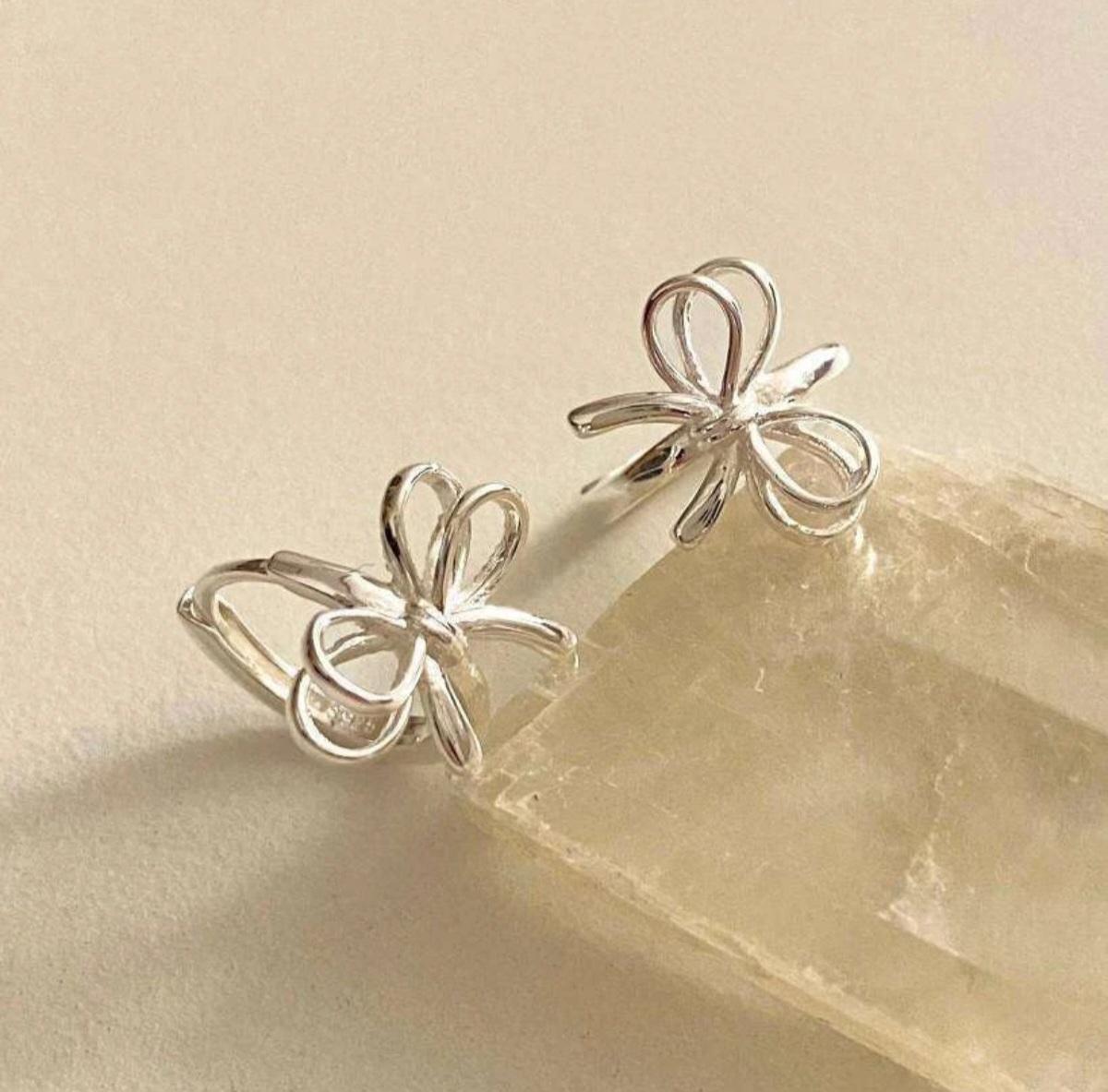 Orecchino Huggie in argento Sterling 925 Orecchino carino a forma di papillon per Natale. in vendita 8