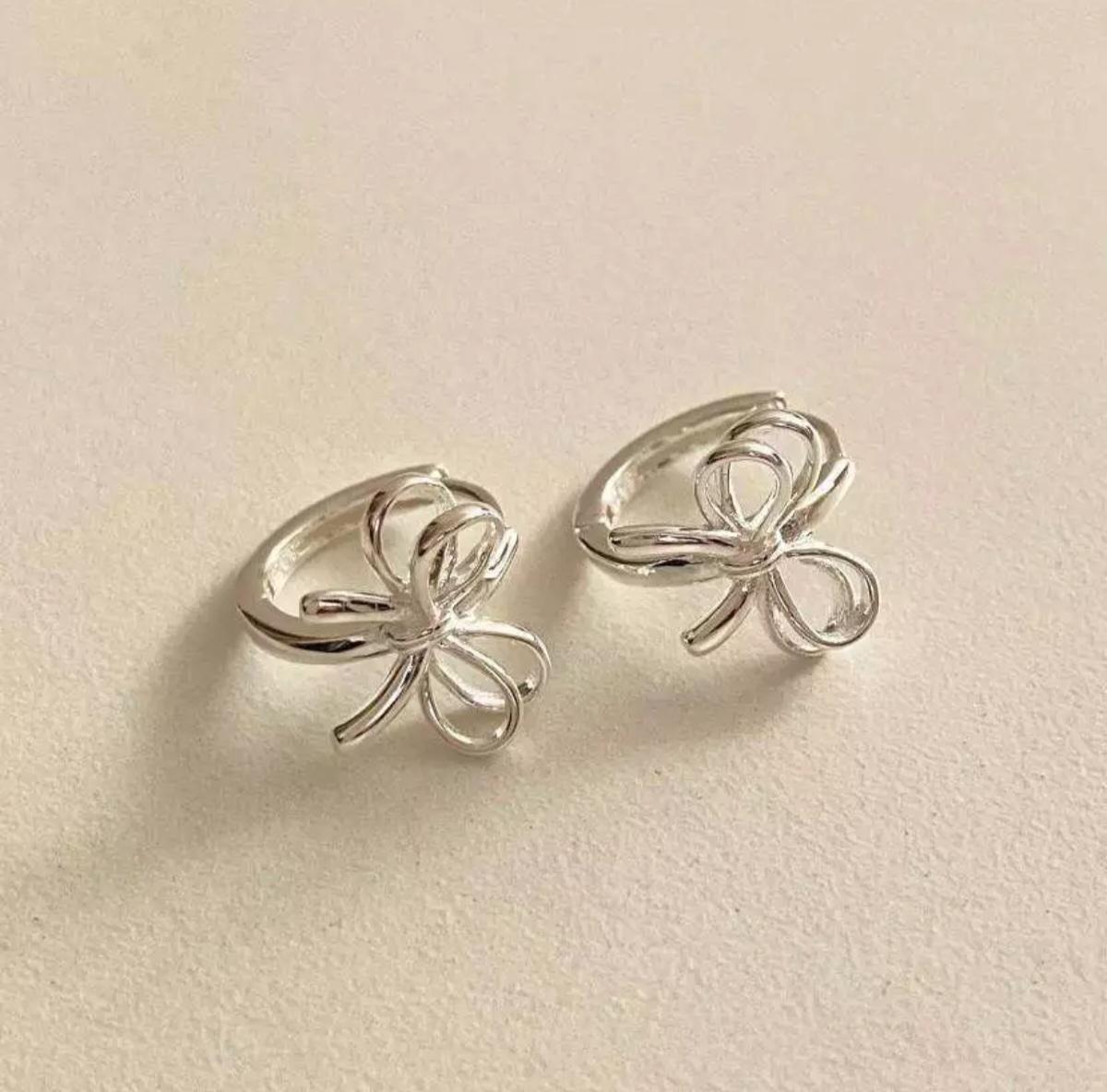 Orecchino Huggie in argento Sterling 925 Orecchino carino a forma di papillon per Natale. in vendita 1