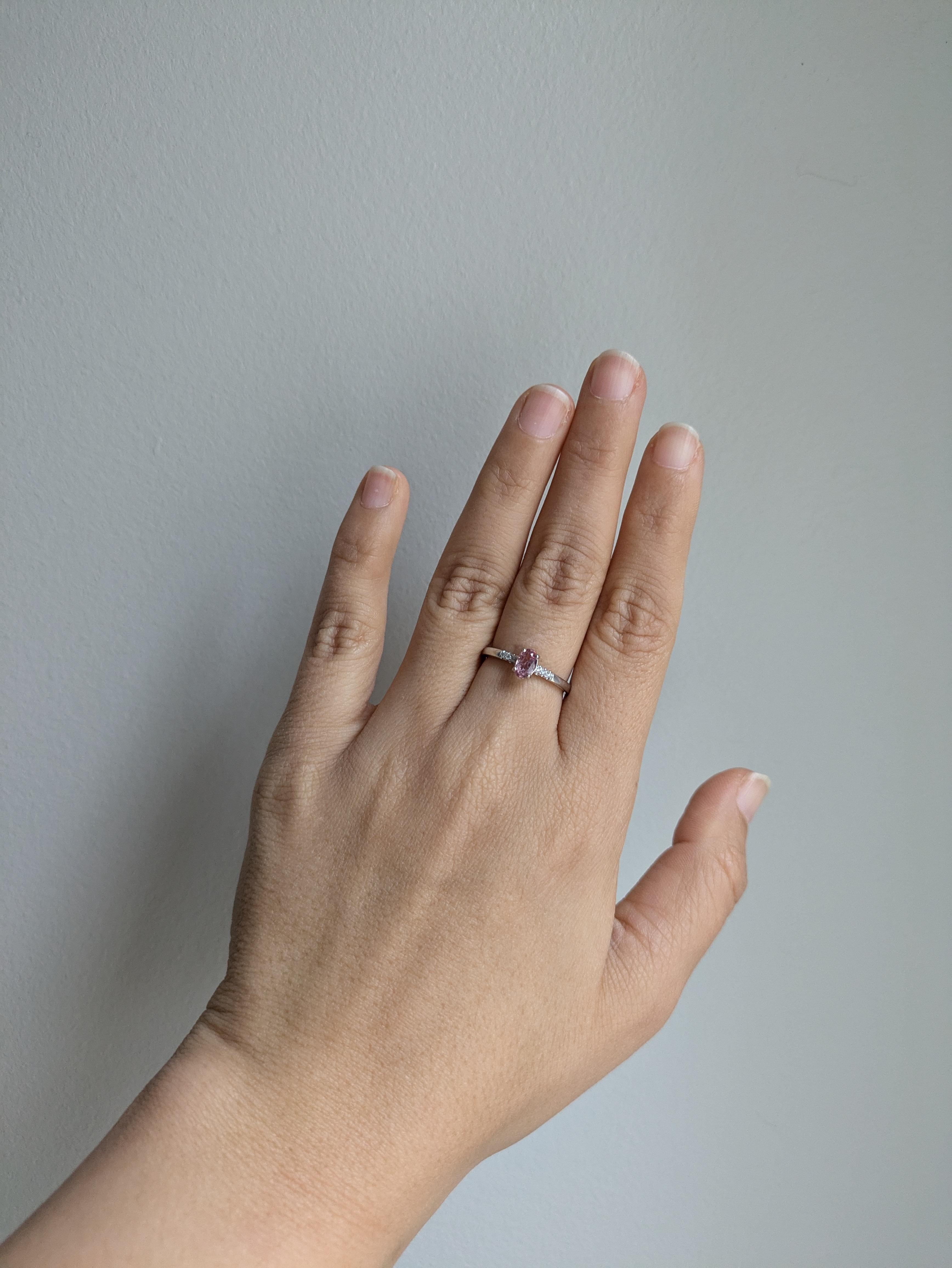 Dieser wunderschöne Ring besteht aus einem ovalen Imperial-Topas von 0,50 Karat und natürlichen Diamanten aus dem Erdabbau, die in massivem 14-karätigem Gold gefasst sind. Dieser Imperial-Topas-Ring ist ein schönes Geschenk für Ihre Lieben im