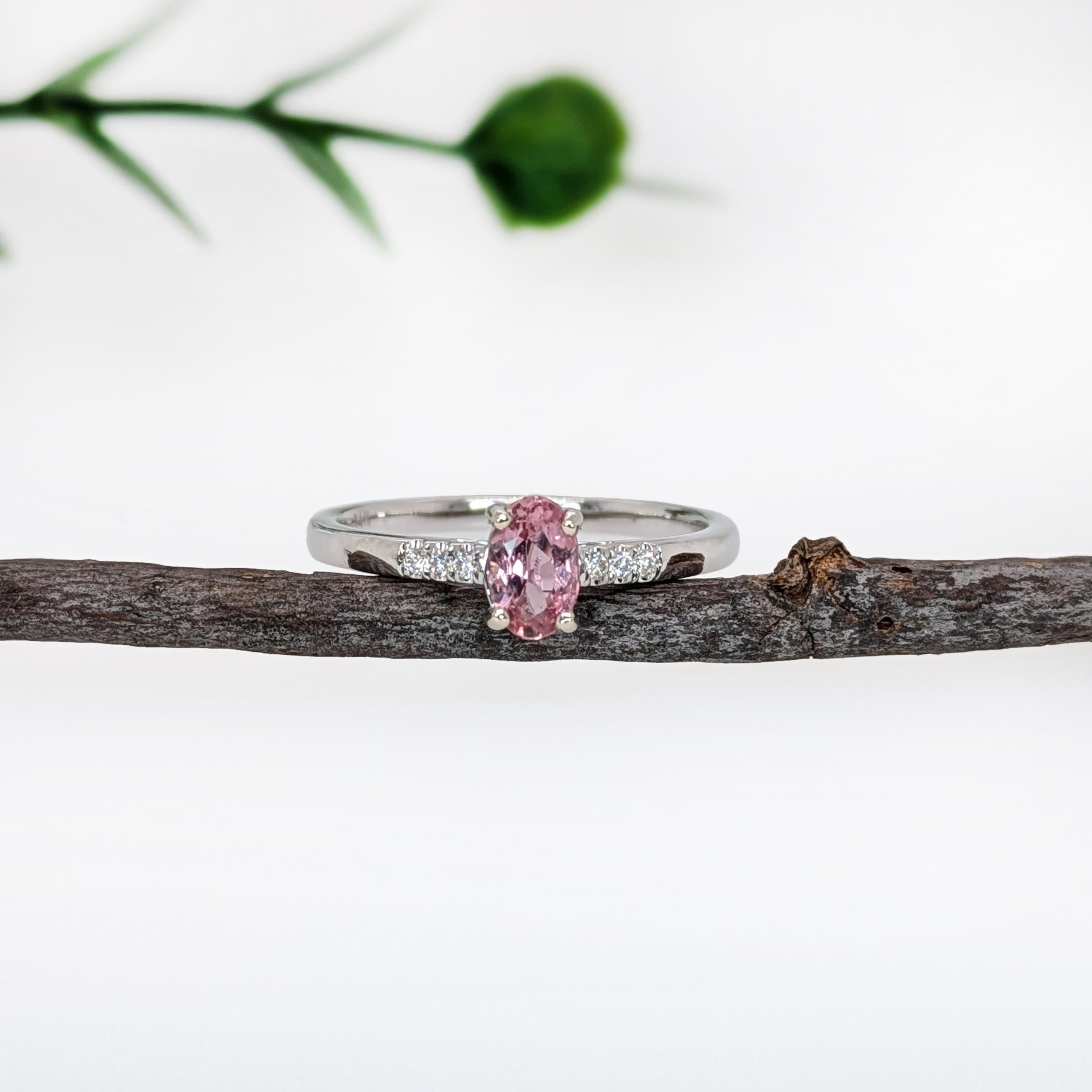 Dainty Imperial Topas Ring mit natürlichen Diamant-Akzenten aus massivem 14K Gold  OV 6x4 im Zustand „Neu“ im Angebot in Columbus, OH