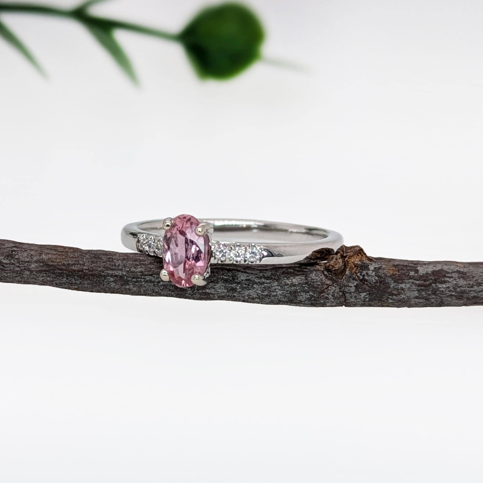 Dainty Imperial Topas Ring mit natürlichen Diamant-Akzenten aus massivem 14K Gold  OV 6x4 im Angebot 1