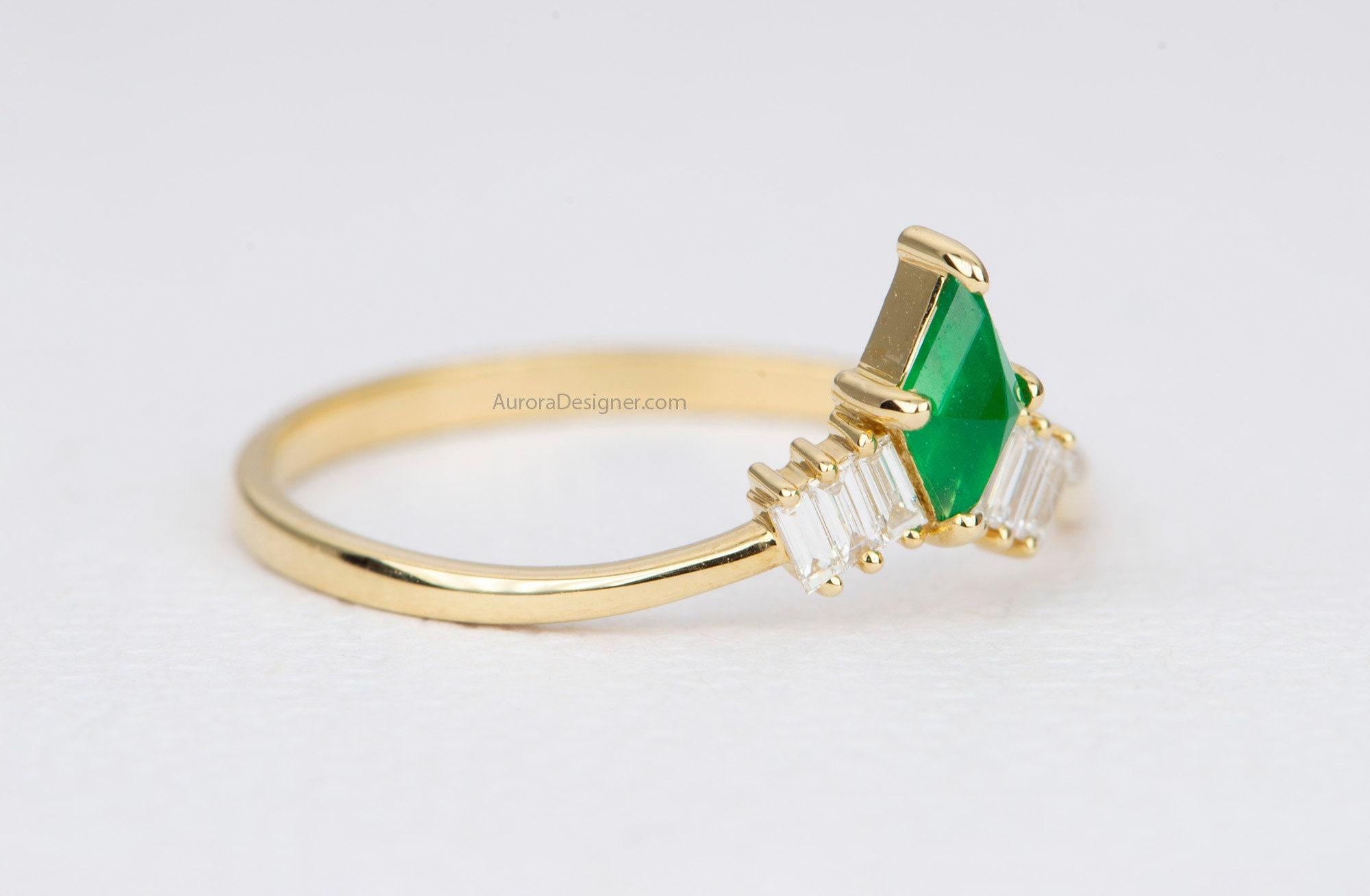 ♥  This is a dainty little headdress ring set with a  rich green emerald center stone, and flanked by white baguette diamonds on each side to form a mini curve
♥  The beautiful emerald is cut in a very unique kite shape. The emerald also comes from