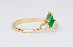 Dainty Kite Shape Emerald with Baguette Diamond Curve Ring 18K Yellow Gold