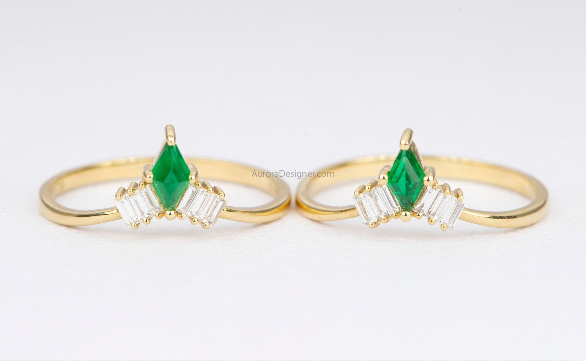 Dainty Kite Shape Emerald with Baguette Diamond Curve Ring 18K Yellow Gold In New Condition In Osprey, FL