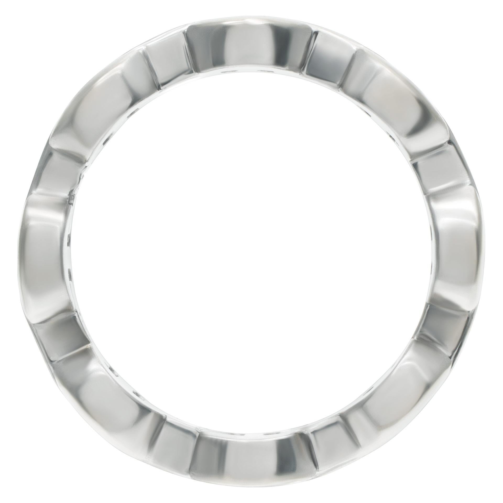 Decorative 18k white gold ring. Size 5.75.

This ring is currently size 5.75 and some items can be sized up or down, please ask! It weighs 4.1 pennyweights and is 18k White Gold.