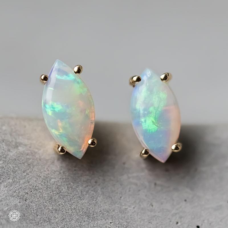 Pendientes delicados de ópalo macizo australiano talla marquesa Oro amarillo de 14 quilates Artes y manualidades en venta