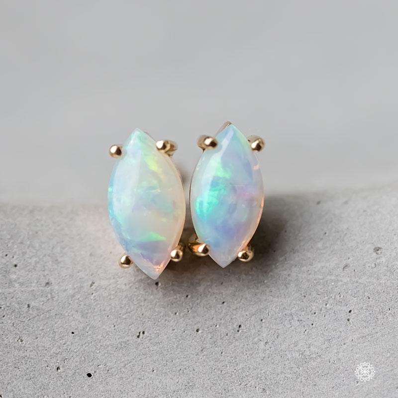 Femenino o masculino Pendientes delicados de ópalo macizo australiano talla marquesa Oro amarillo de 14 quilates en venta