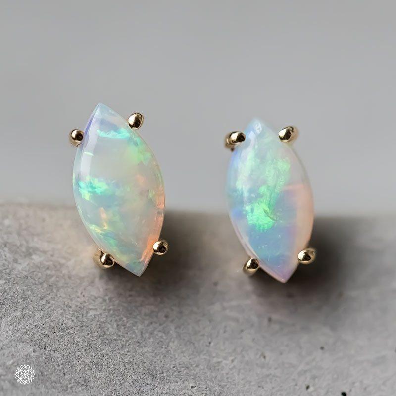 Pendientes delicados de ópalo macizo australiano talla marquesa Oro amarillo de 14 quilates en venta 1