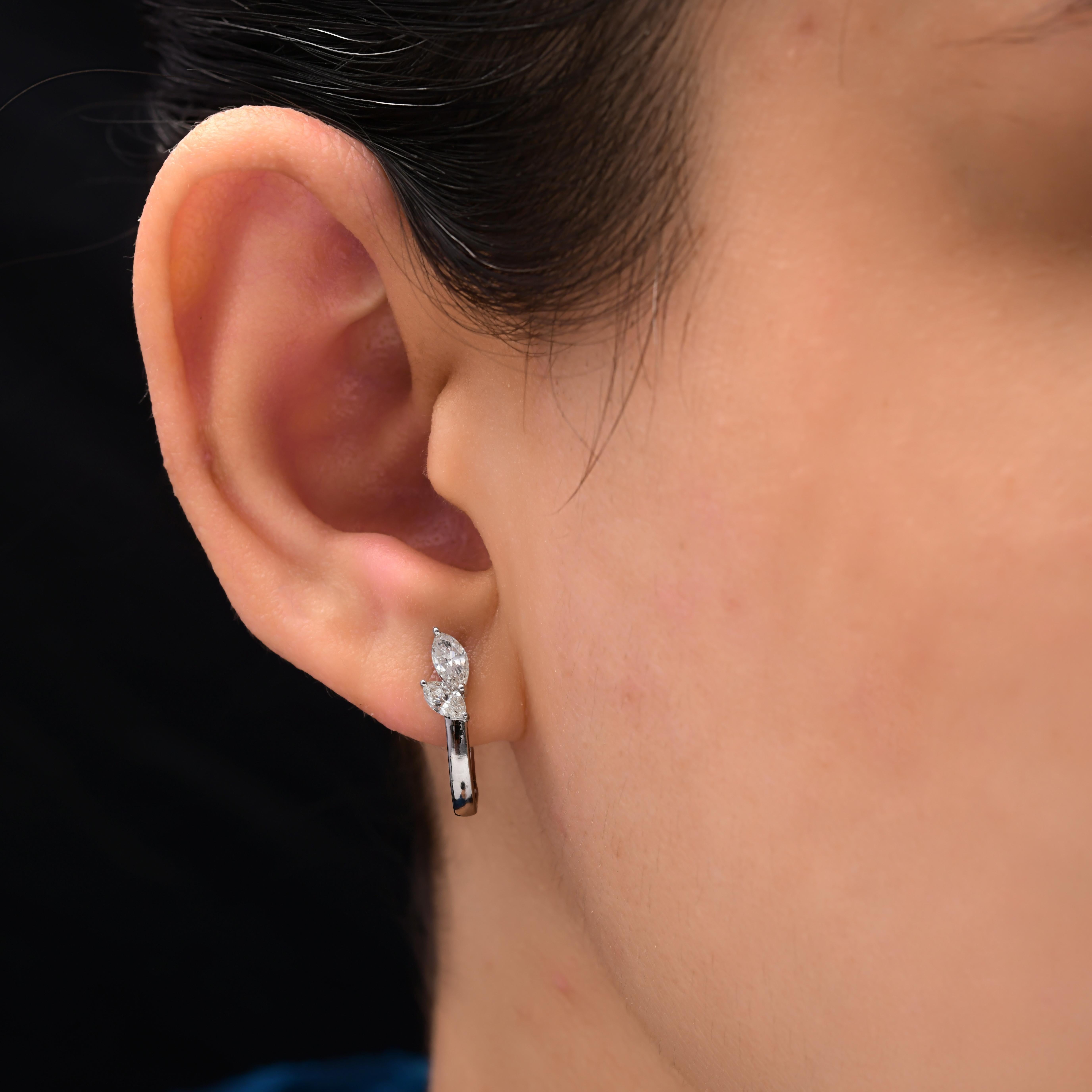 Zierliche Marquise Cut Natural Diamond Huggies Hoop Earrings 14 Karat Weißgold. Diamanten sind ein universelles Symbol für Ewigkeit, Stärke und Eleganz - ein perfektes Geschenk, um Meilensteine zu feiern oder persönliche Erfolge zu würdigen. Mit