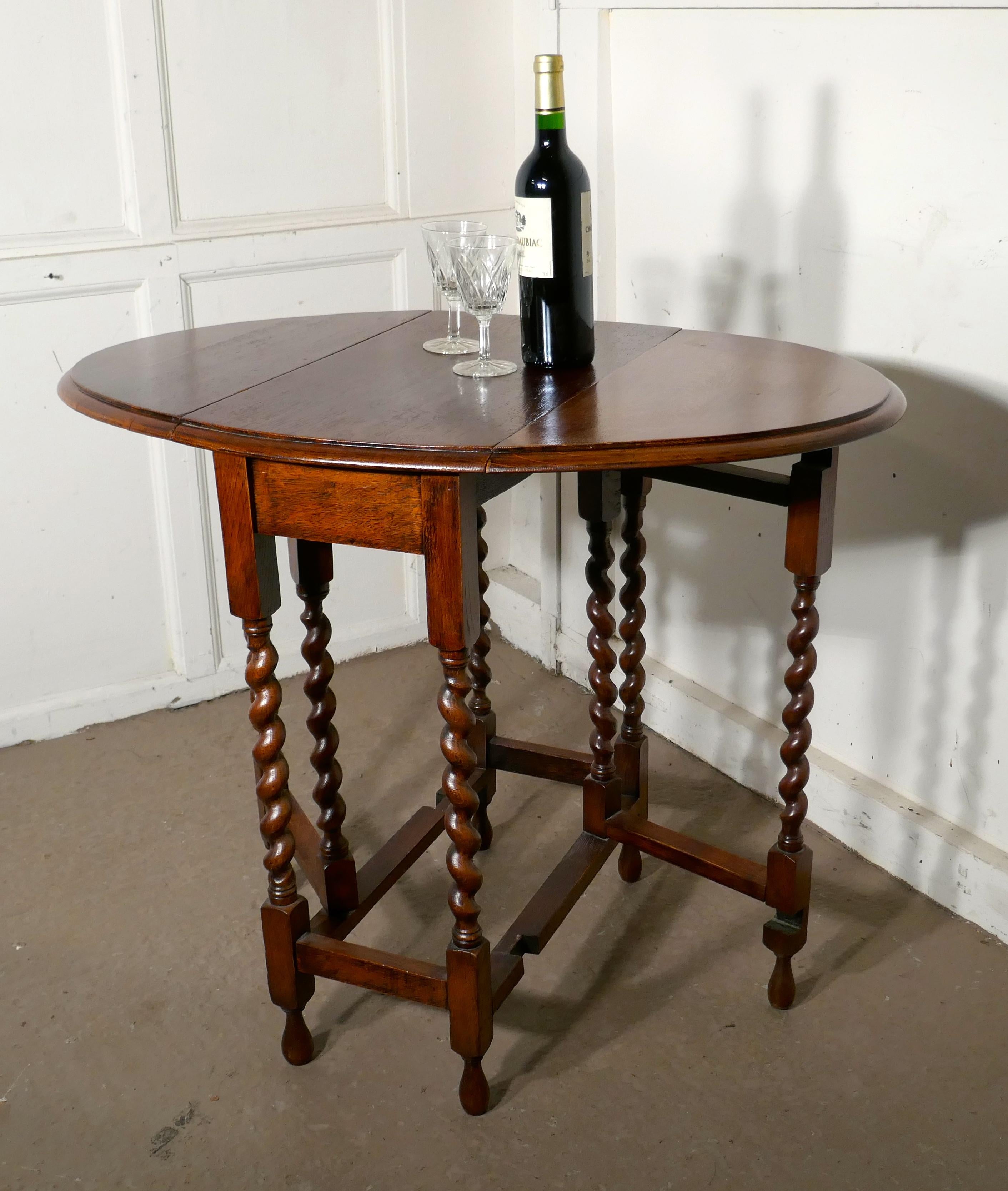 Dainty Oak Barley Twist Gate Leg Drop Leaf Occasional Table In Good Condition In Godshill, Isle of Wight