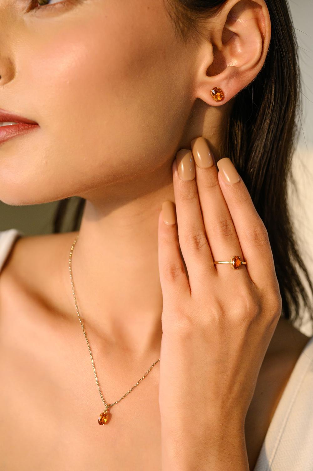 Pendentif en or 18 carats avec citrine ovale et pendentif en or 18 carats avec citrine ovale. Ce superbe bijou rehausse instantanément un look décontracté ou une tenue habillée. 
La citrine possède une forte énergie vibratoire qui favorise la clarté