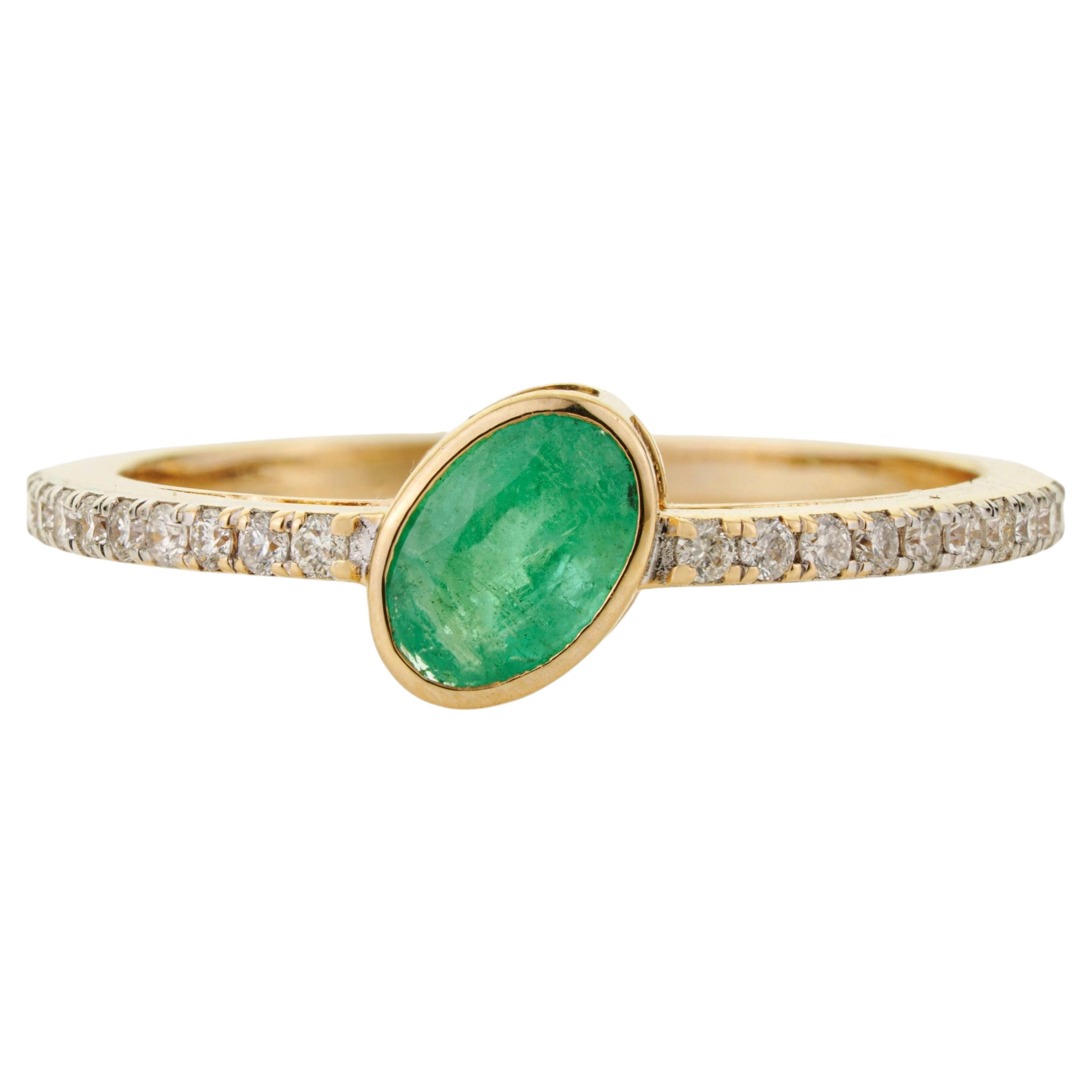 Im Angebot: Zierliche Oval Cut Smaragd & Diamant Ost-West Ring in 14K Gelbgold Lünette gesetzt ()