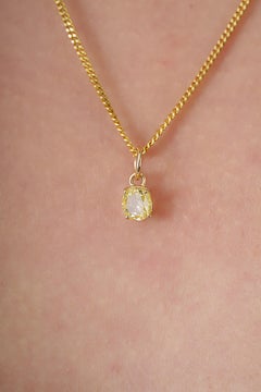 Charme solitaire raffiné en or jaune massif 14 carats, orné d'un diamant jaune taille ovale