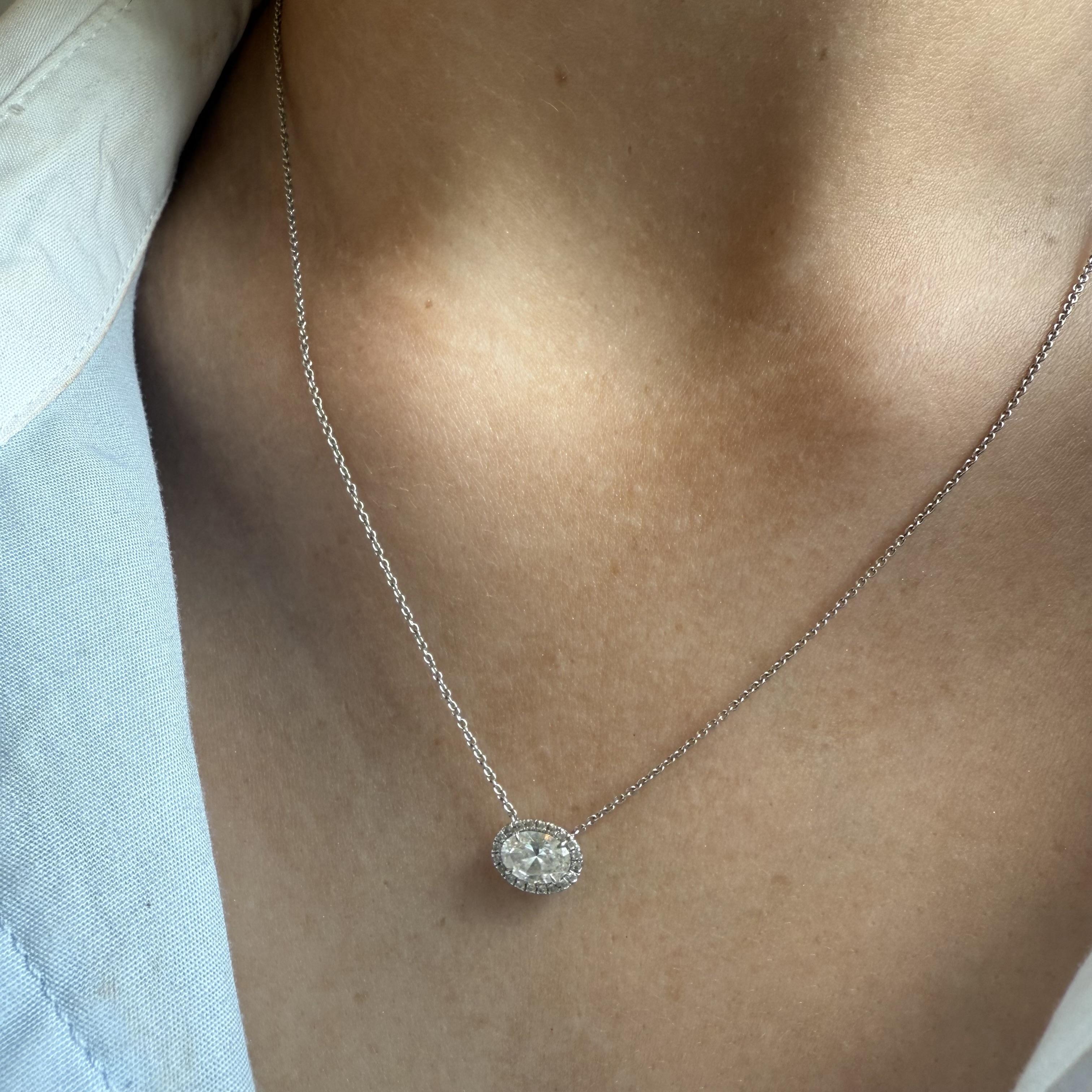 Nous aimons toujours les pendentifs classiques !
Cette beauté est parfaite pour être portée et aimée au quotidien !

Détails du collier
MATERIAL : Or blanc 18K
Longueur de la chaîne : 20,5 pouces ; anneaux de saut pour ajuster à 18 pouces et 17