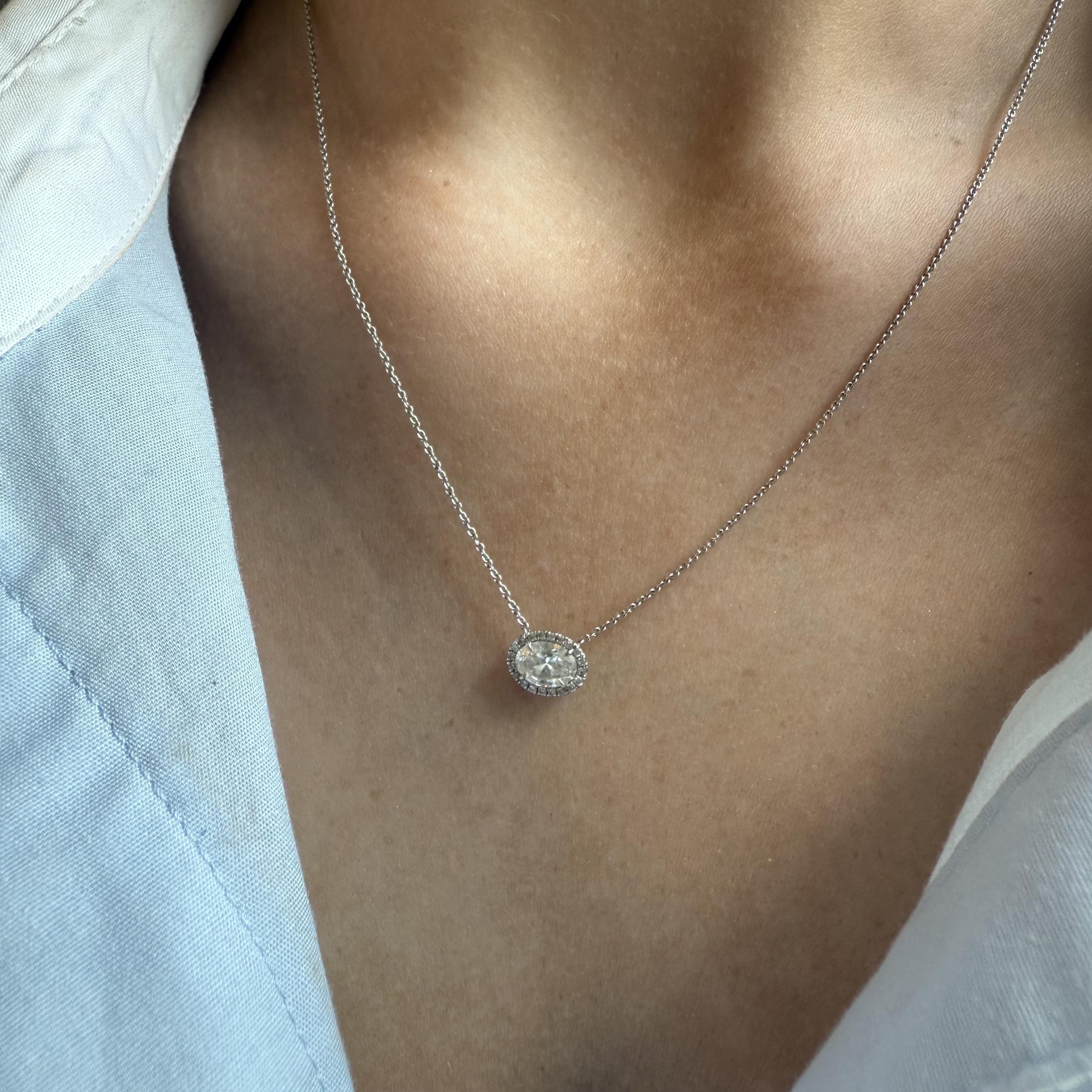 Contemporain Collier pendentif halo avec diamant ovale en or blanc 18K en vente