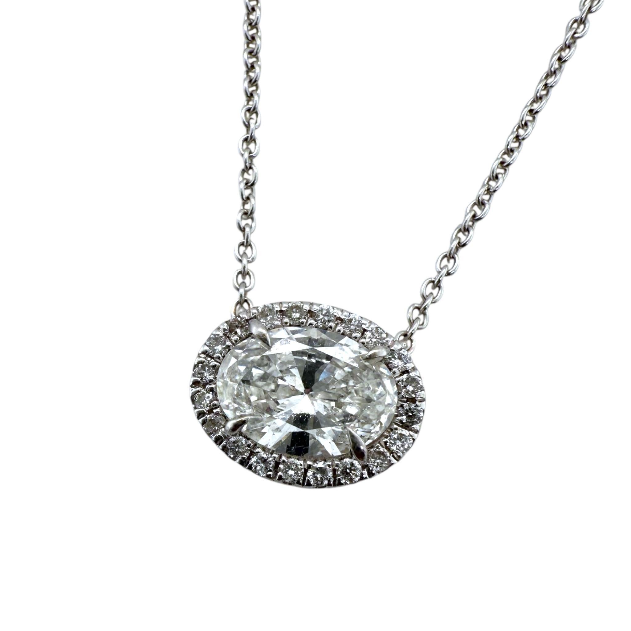 Taille ovale Collier pendentif halo avec diamant ovale en or blanc 18K en vente