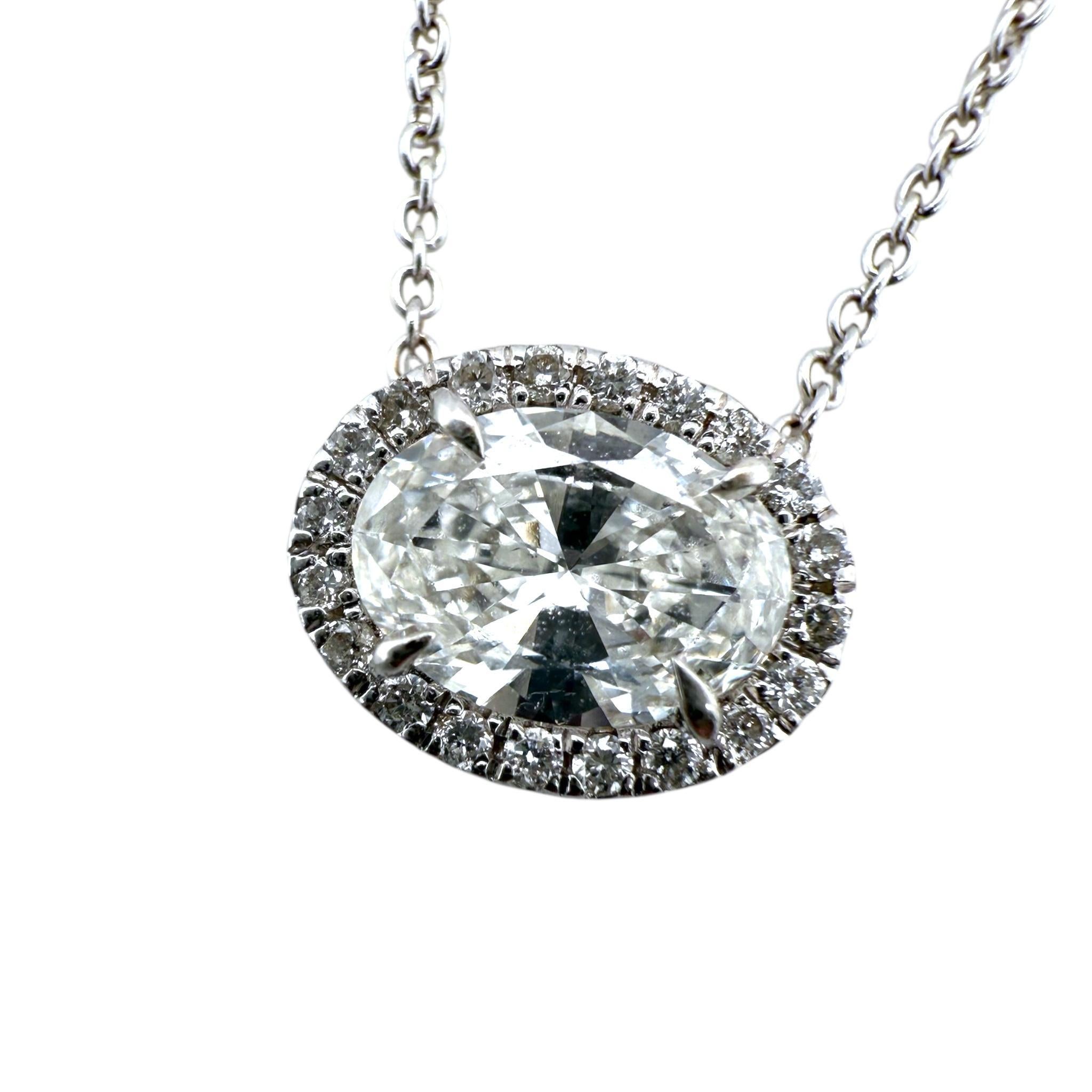 Collier pendentif halo avec diamant ovale en or blanc 18K Excellent état - En vente à Montgomery, AL
