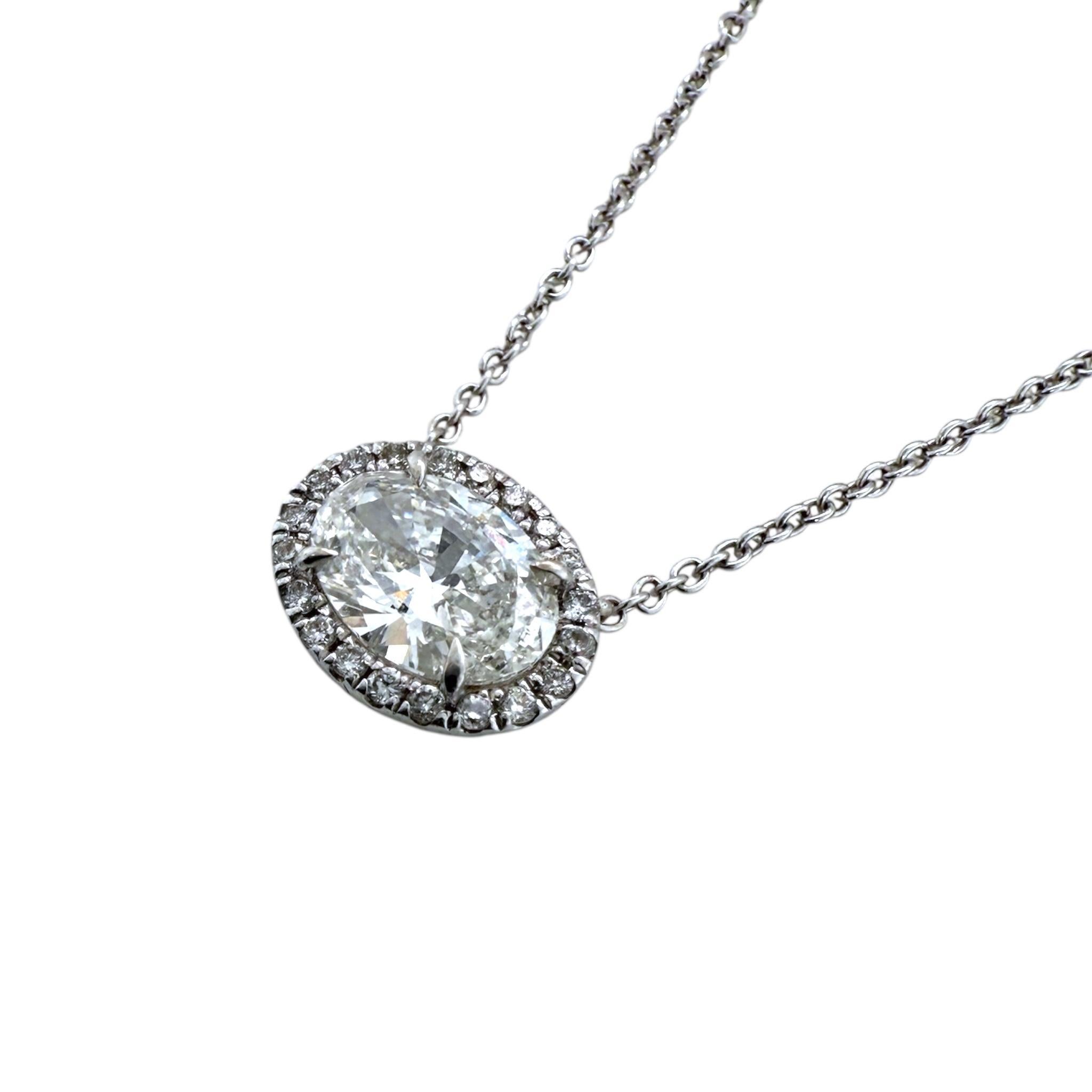Collier pendentif halo avec diamant ovale en or blanc 18K Pour femmes en vente