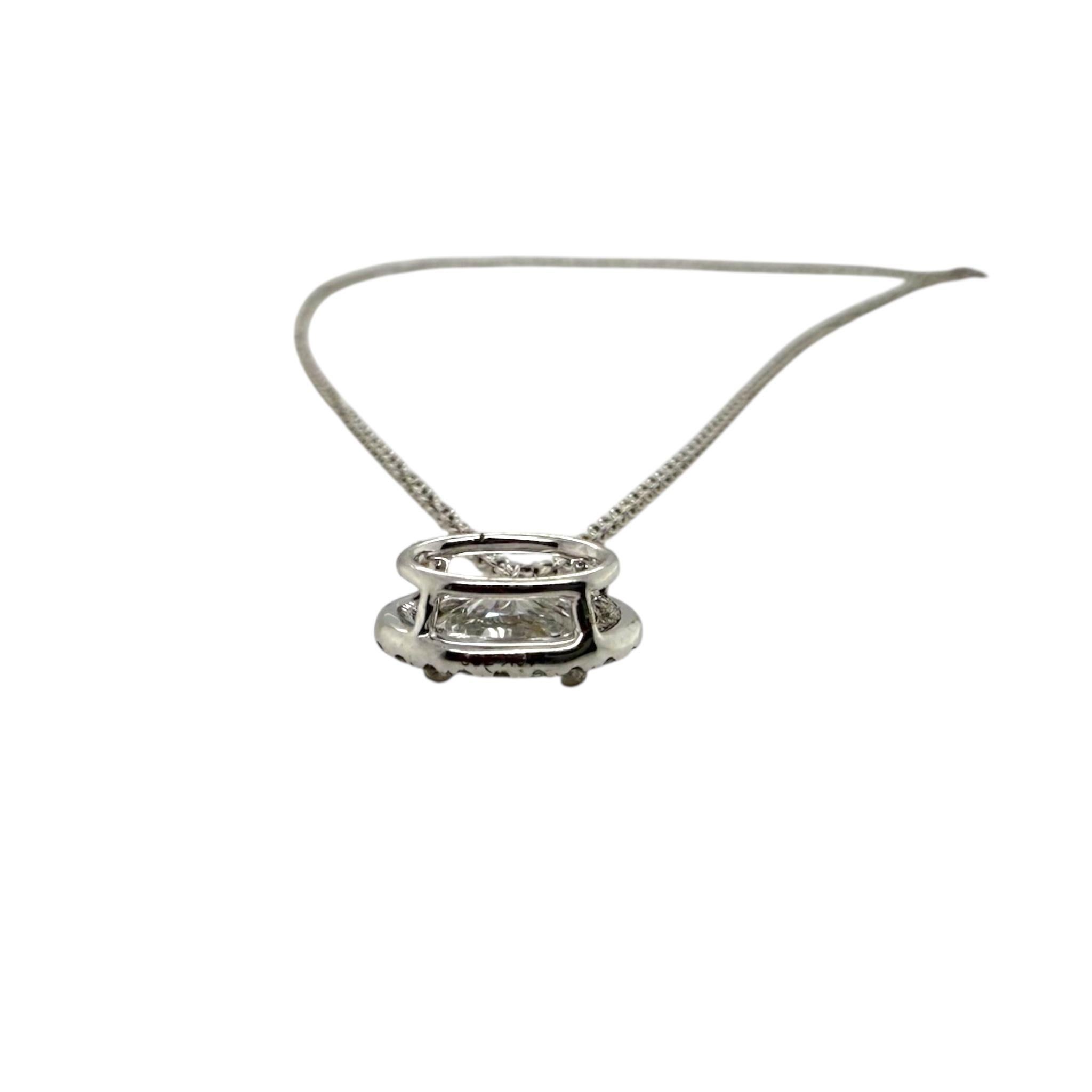 Collier pendentif halo avec diamant ovale en or blanc 18K en vente 2
