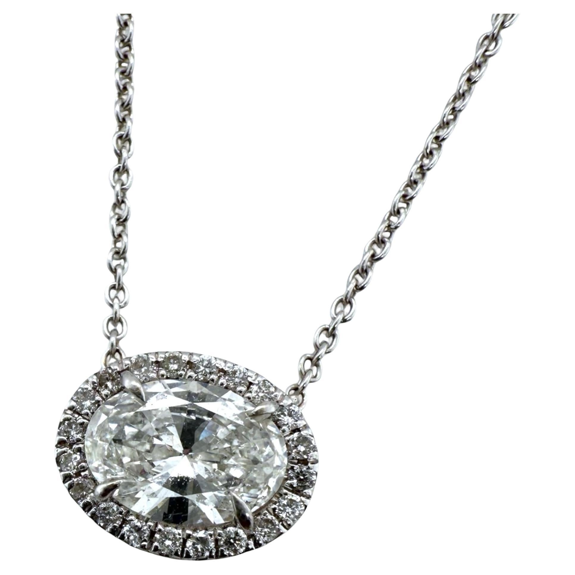 Collier pendentif halo avec diamant ovale en or blanc 18K en vente