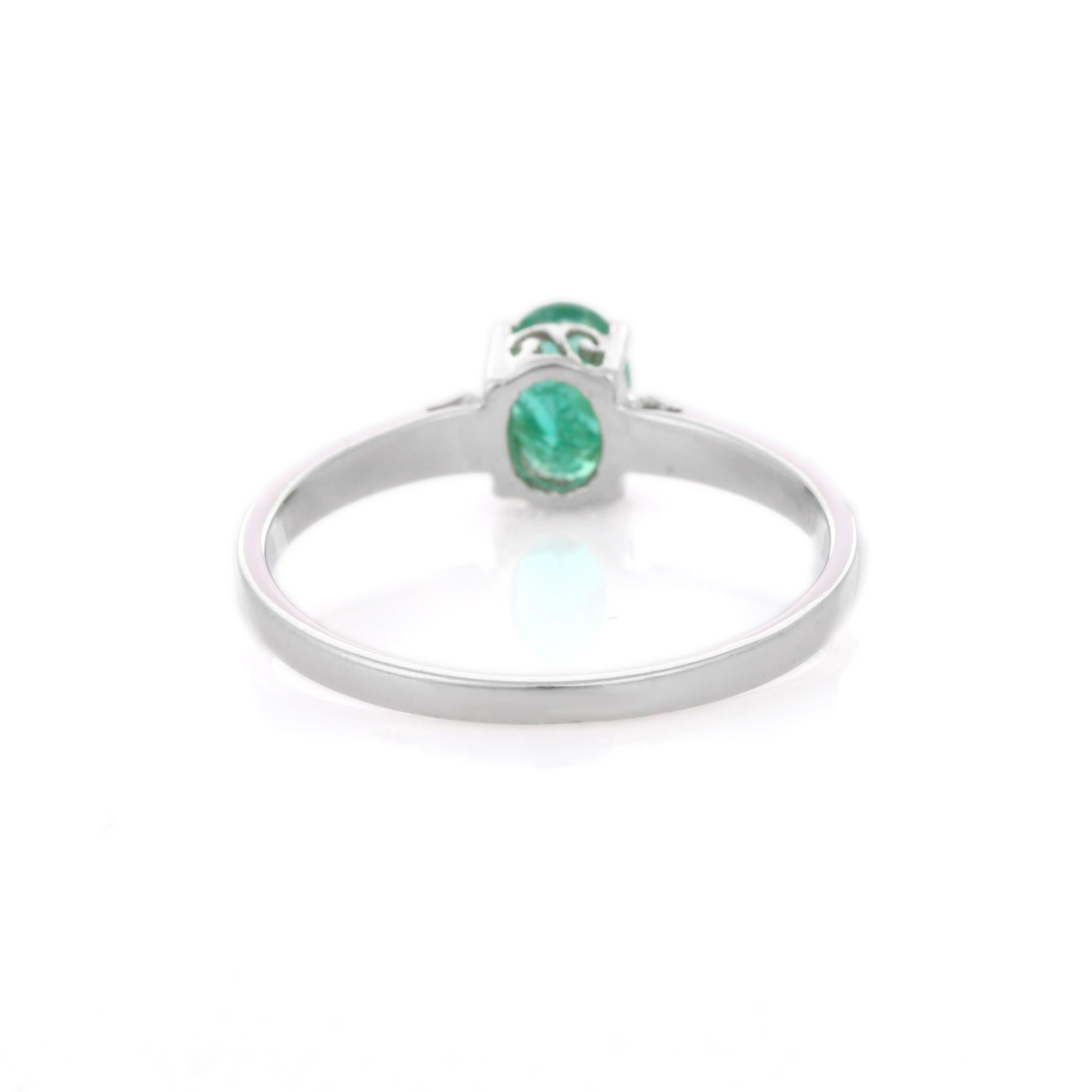 Im Angebot: 18 Karat Weißgold Minimalistischer Stapelbarer Solitär-Ring mit Smaragd im Ovalschliff und Edelstein () 4