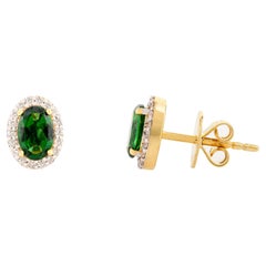 Clous d'oreilles Dainty Oval Tourmaline verte Halo Diamond en or jaune massif 14 carats