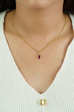 Pendentif solitaire raffiné avec un rubis taille poire, en or jaune 14 carats – Bijoux de luxe pour tous les jours