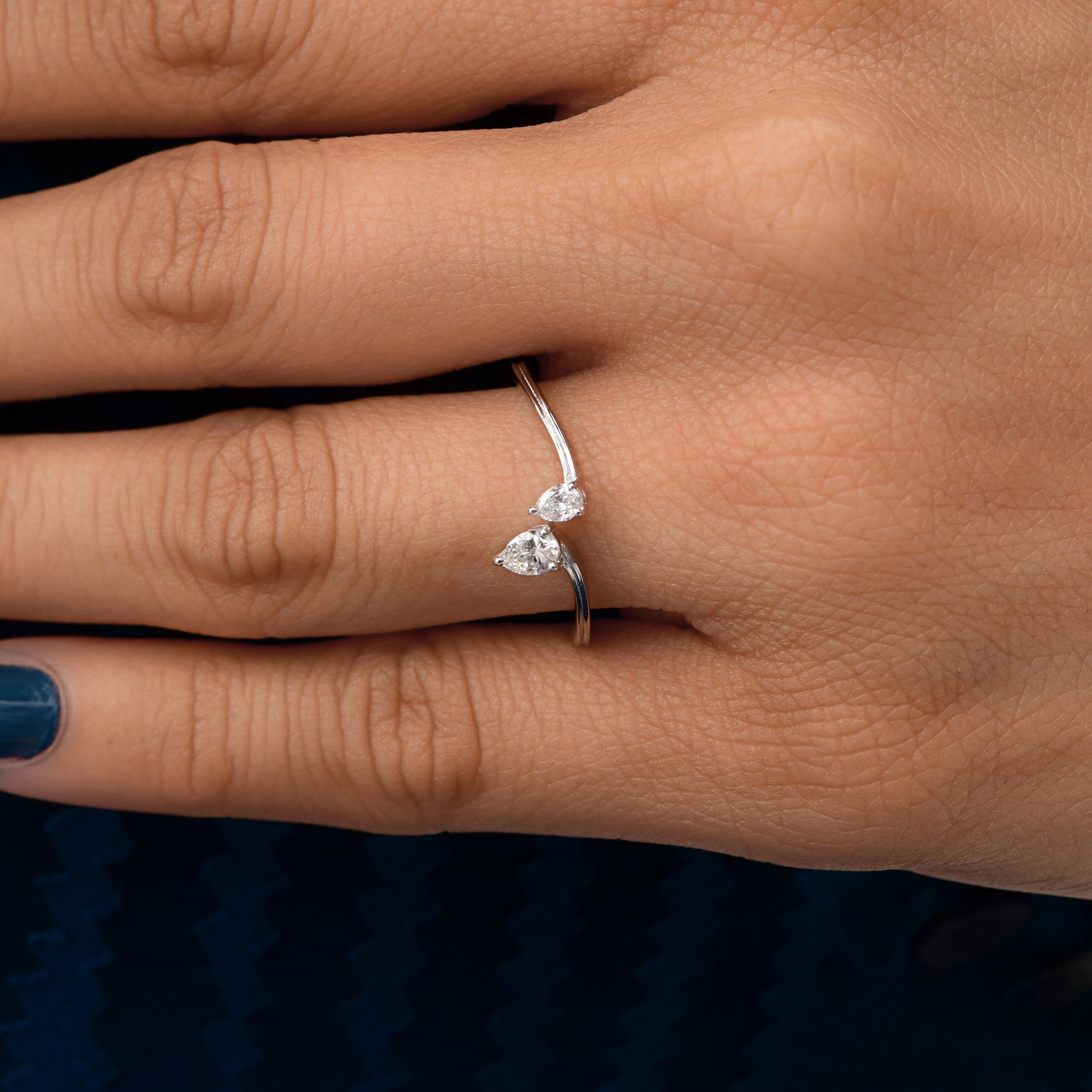 Im Angebot: Zierlicher SI/H-Diamantring mit Birnenschliff und zwei Steinen, 18 Karat Weißgold, alle Zölle gezahlt () 2