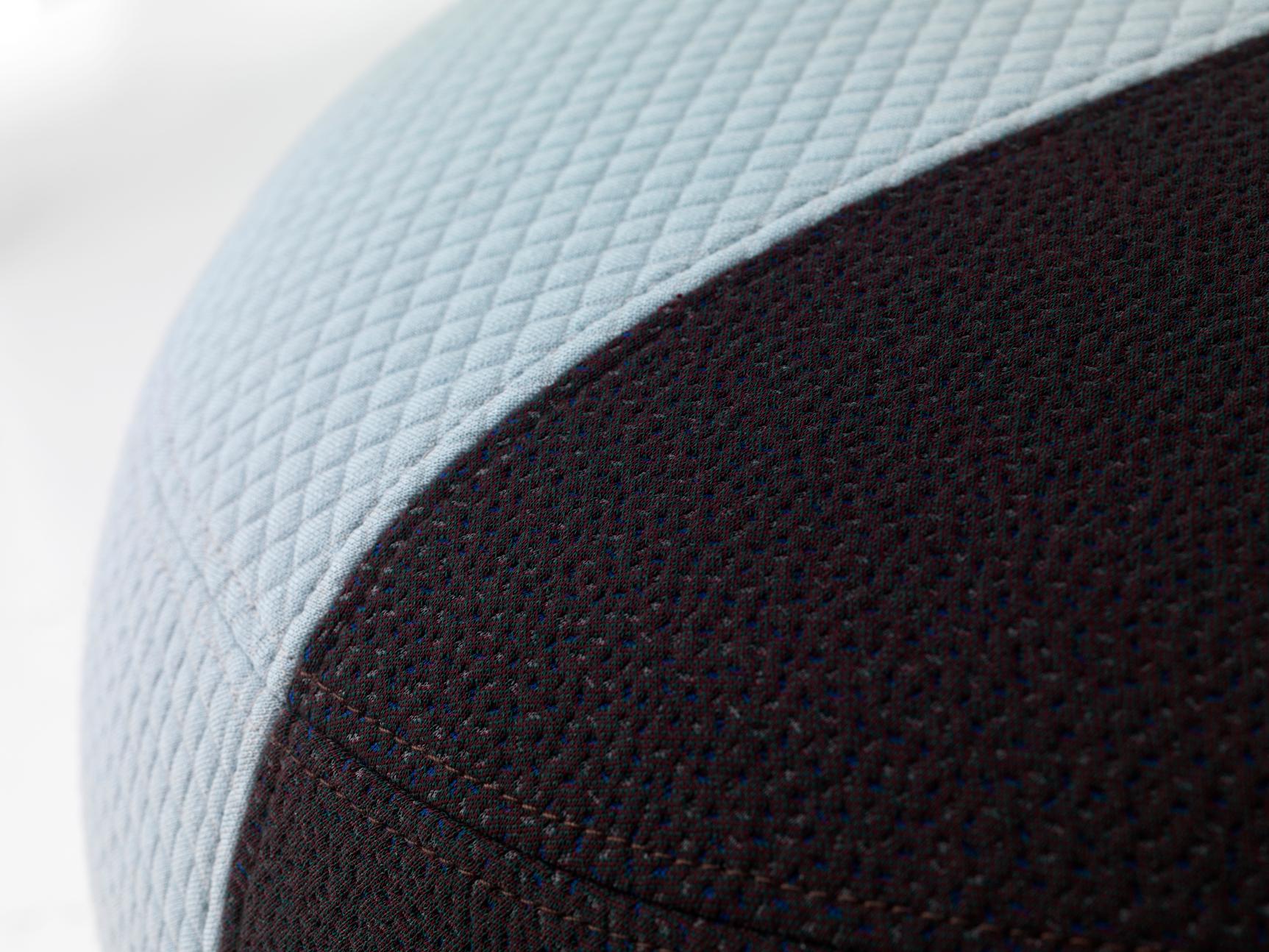 Danois Dainty Pouf Gris Perle, Noir par Warm Nordic en vente