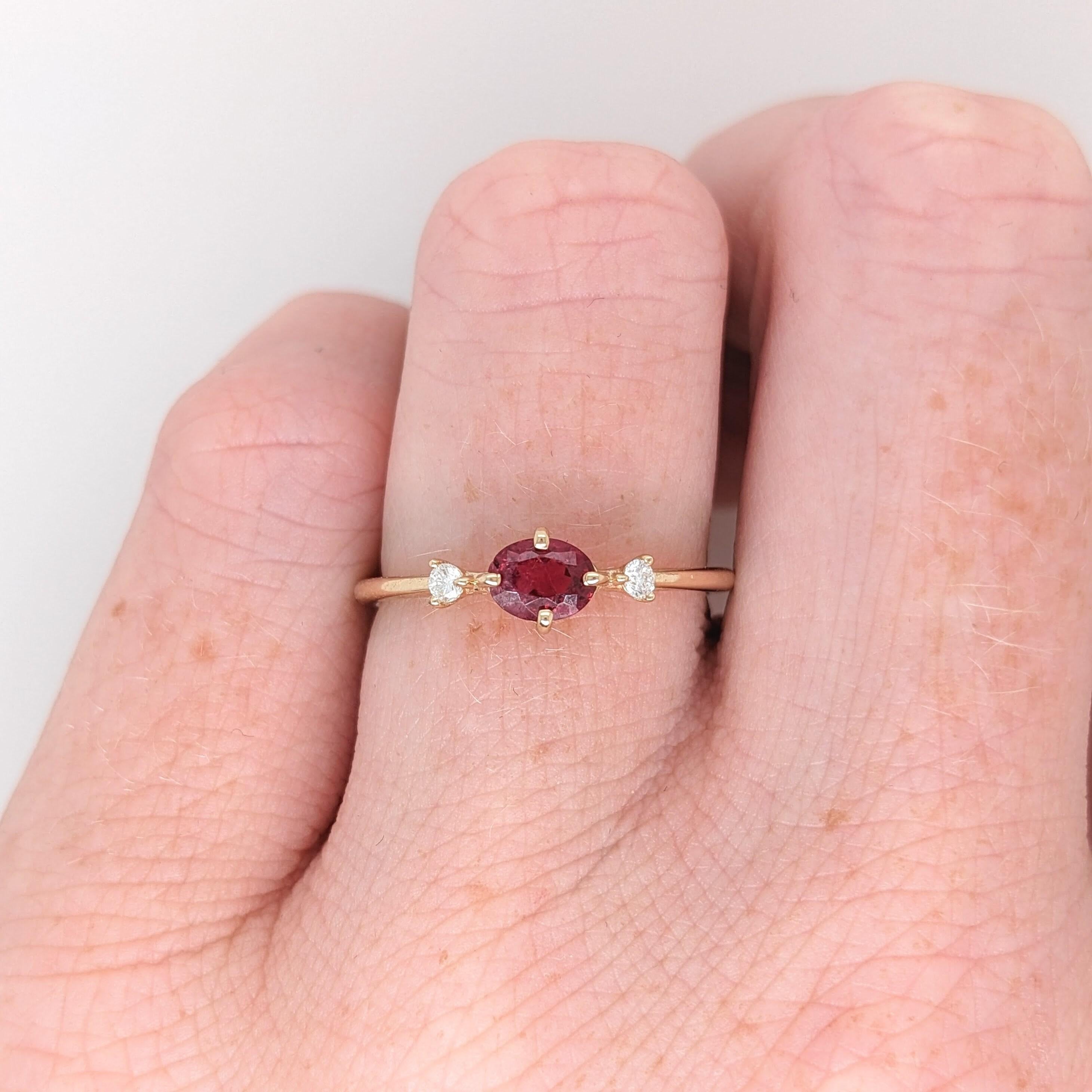 Cette magnifique bague est ornée d'un spinelle rouge étincelant de 0,39 carat et de diamants naturels extraits de la terre, sertis dans de l'or massif 14k. Une bague au design délicat est parfaite pour des fiançailles ou un anniversaire qui attirent