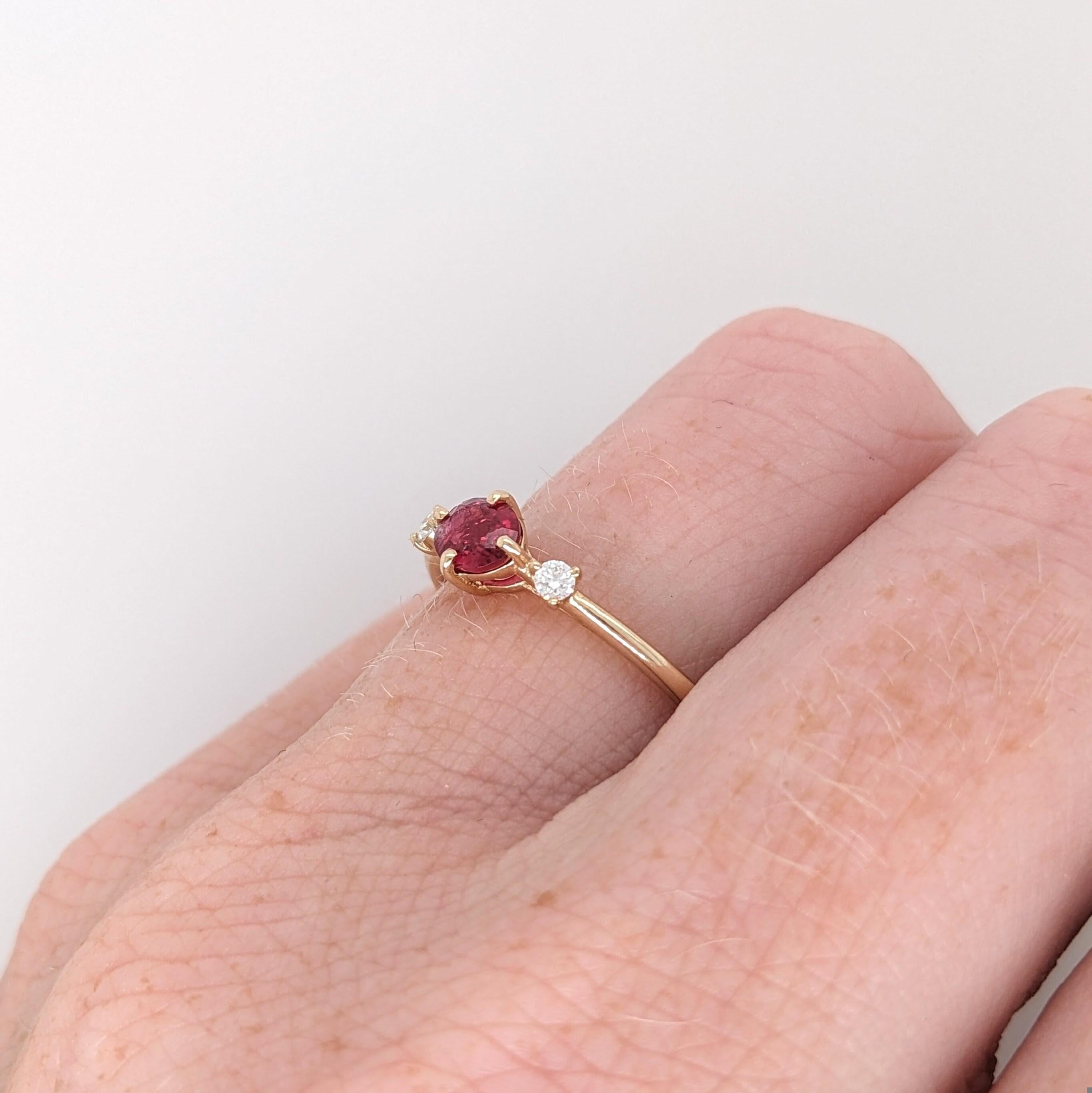 Moderne Bague en or jaune 14 carats massif OV 5 x 4 mm avec spinelle rouge vif et diamants extraits de la terre en vente