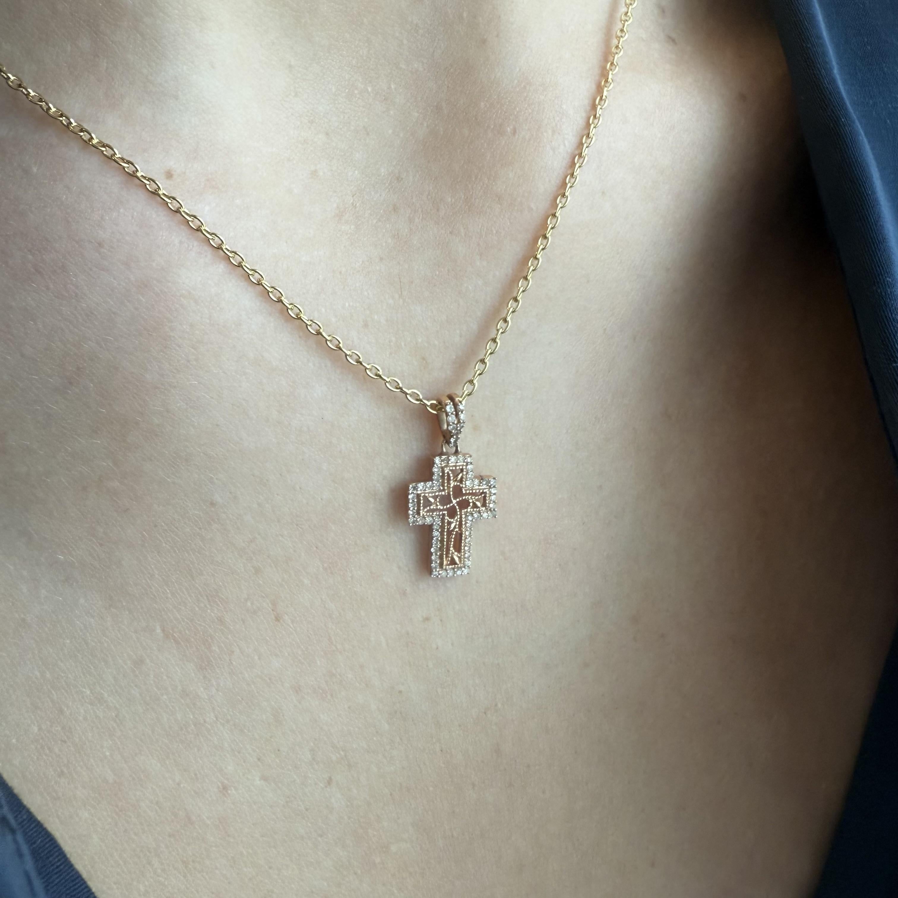 Adoriamo questa bellezza delicata!!!

Dettagli del ciondolo
Materiale: Oro rosa 14K
Lunghezza: 7/8 di pollice
Larghezza: 3/8 di pollice
Peso: 1,0 grammi
Opzioni di catena vendute separatamente

Accentuato dalle seguenti pietre preziose
57 - Diamanti