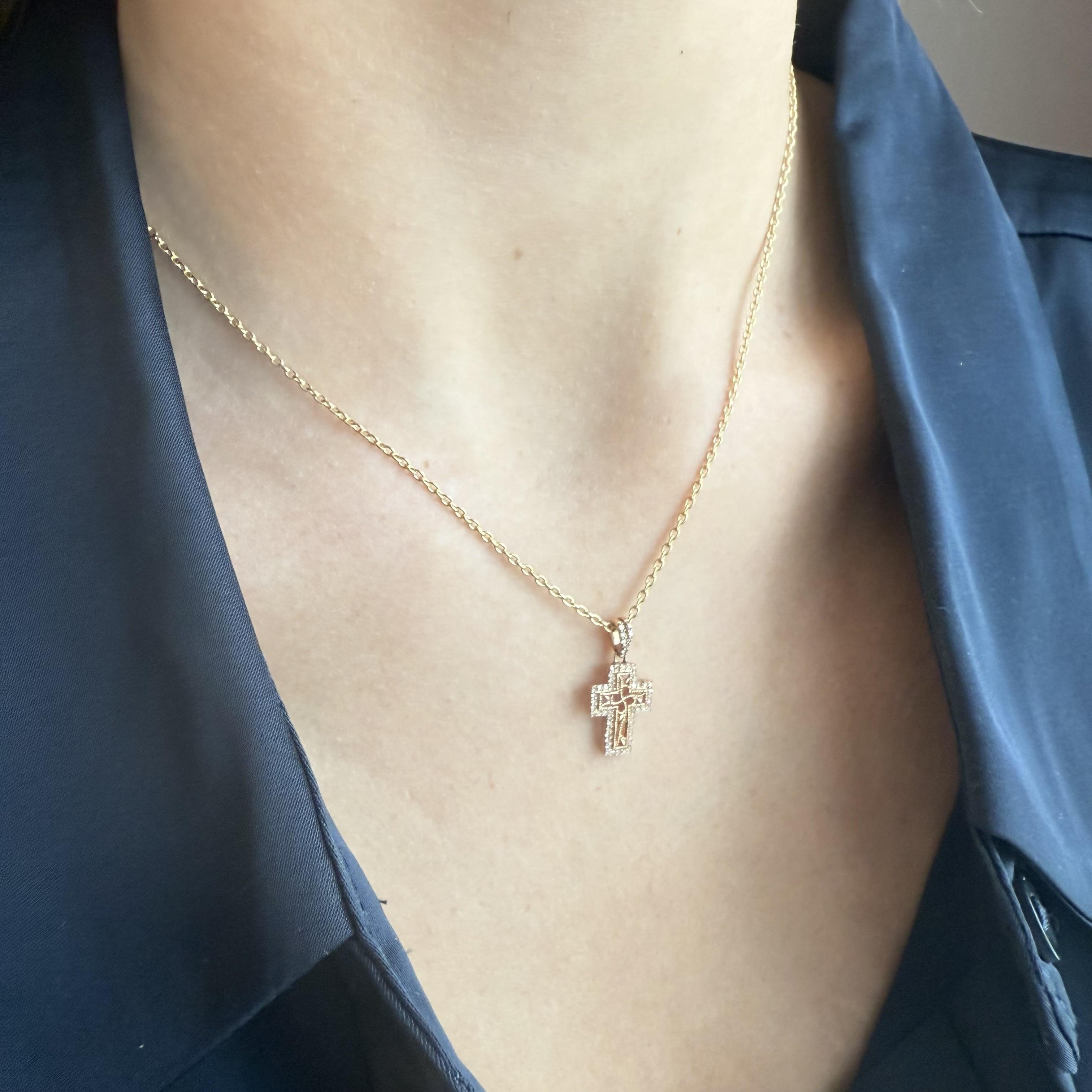 Contemporaneo Delicato ciondolo a forma di croce in oro rosa con diamanti in vendita