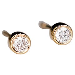 Boucles d'oreilles avec chaton en or jaune 18 carats et diamant naturel brillant de forme ronde