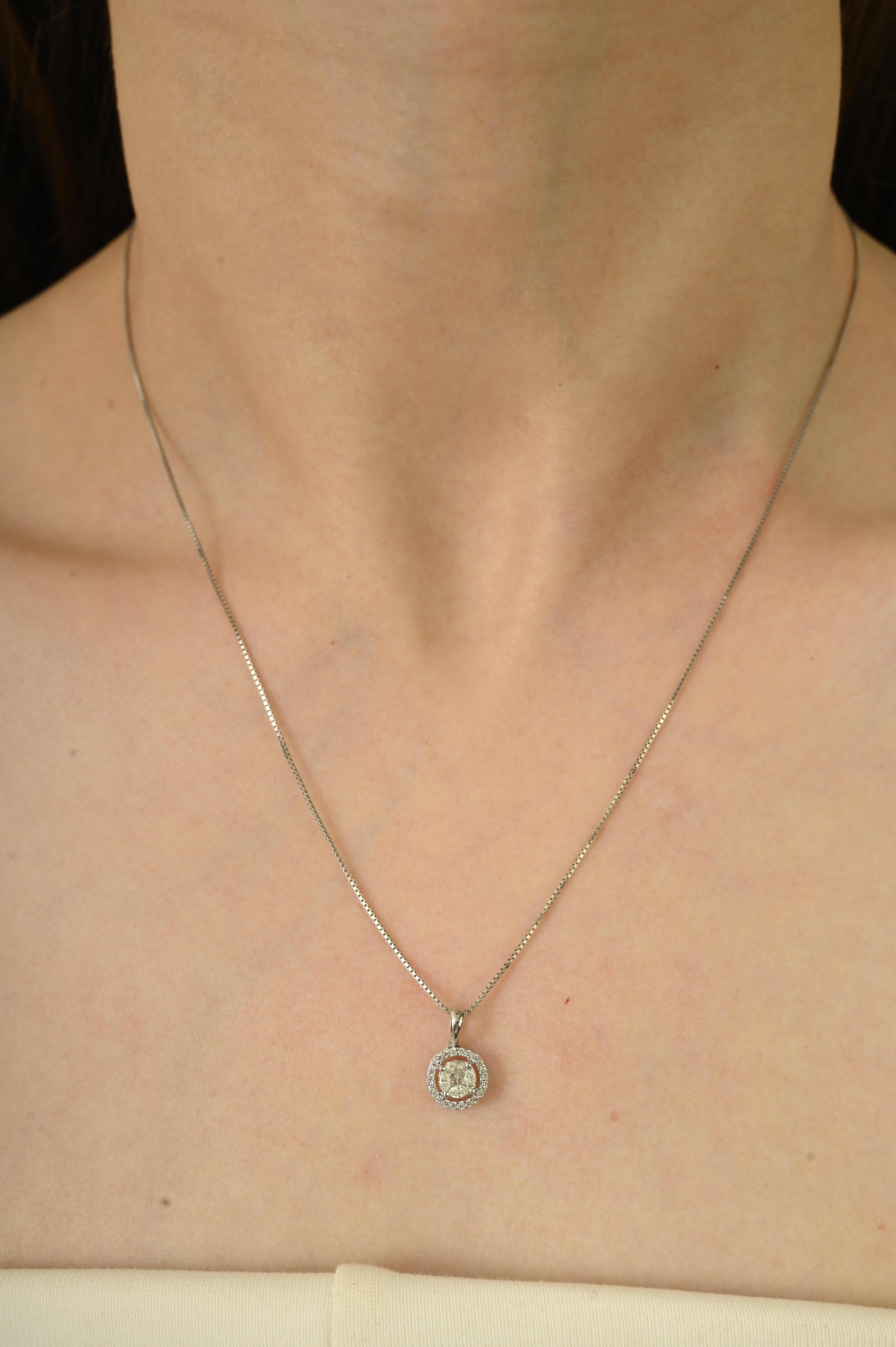 Cet élégant pendentif en or blanc 14 carats est orné au centre d'une grappe de diamants ronds et taille marquise pesant 0,29 carat, disposés de manière à créer l'apparence d'un solitaire plus grand. Les diamants sont sertis à l'emporte-pièce, ce qui