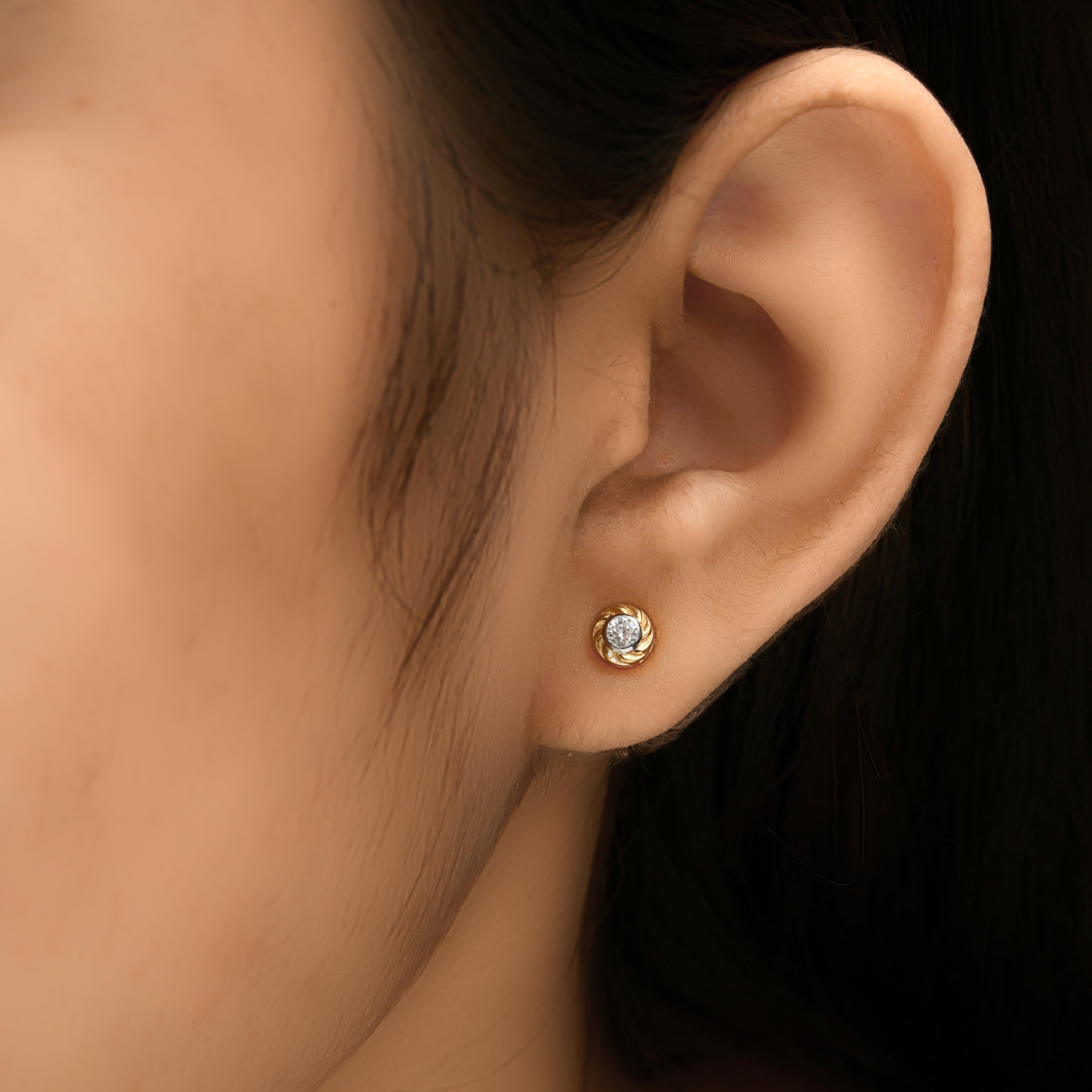 Dainty Round Cut Natural SI/H Diamond Stud Ears 10K Solid Yellow Gold (Boucles d'oreilles en or jaune massif) en vente 4