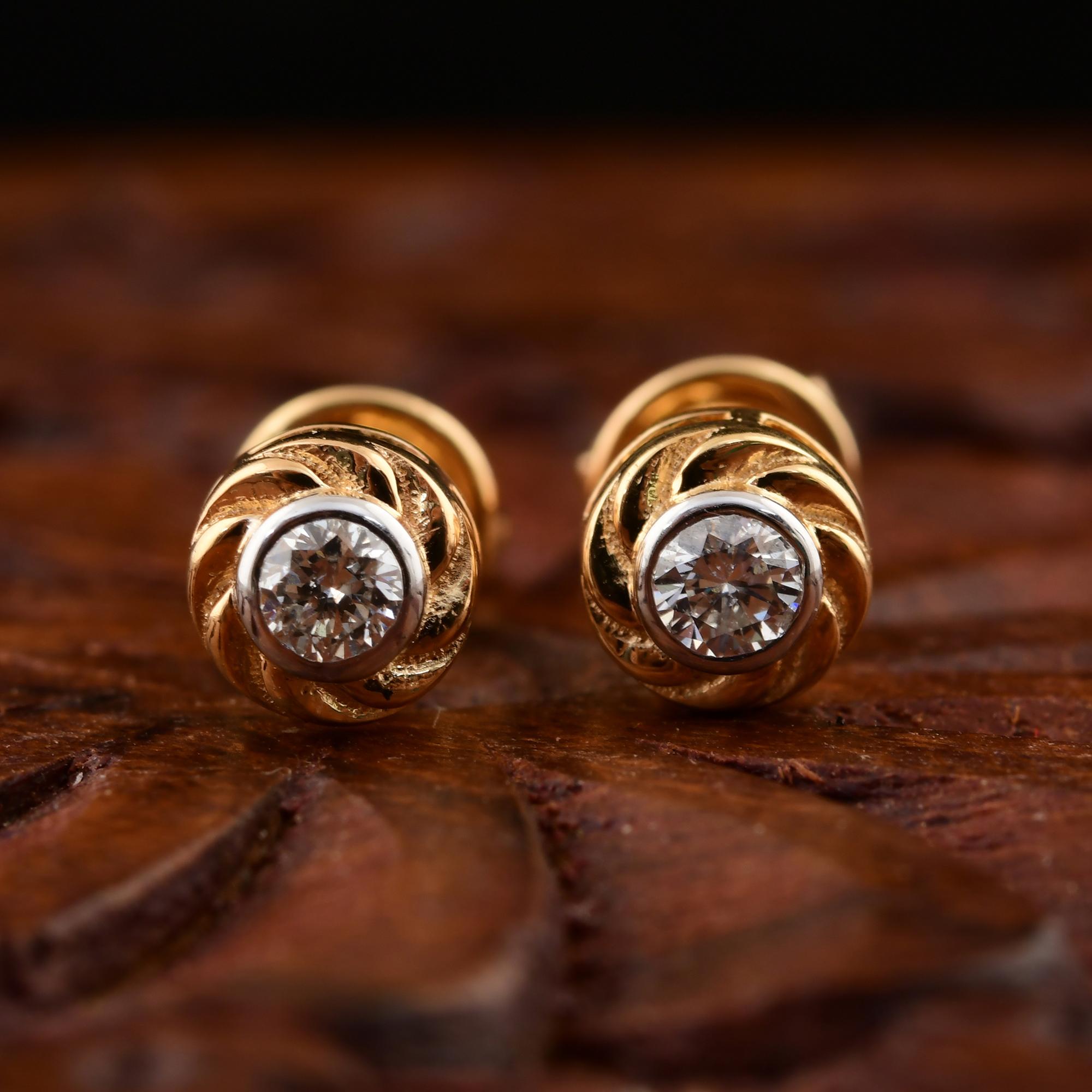 Dainty Round Cut Natural SI/H Diamond Stud Ears 10K Solid Yellow Gold (Boucles d'oreilles en or jaune massif) en vente 2