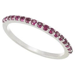 Bague empilable en or blanc massif 18 carats sertie d'un fin rubis pavé