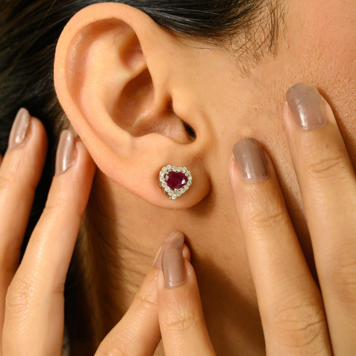 Zierliche Rubin-Diamant-Herz-Ohrstecker Geschenk für Sie in 14k Solid White Gold Damen im Angebot