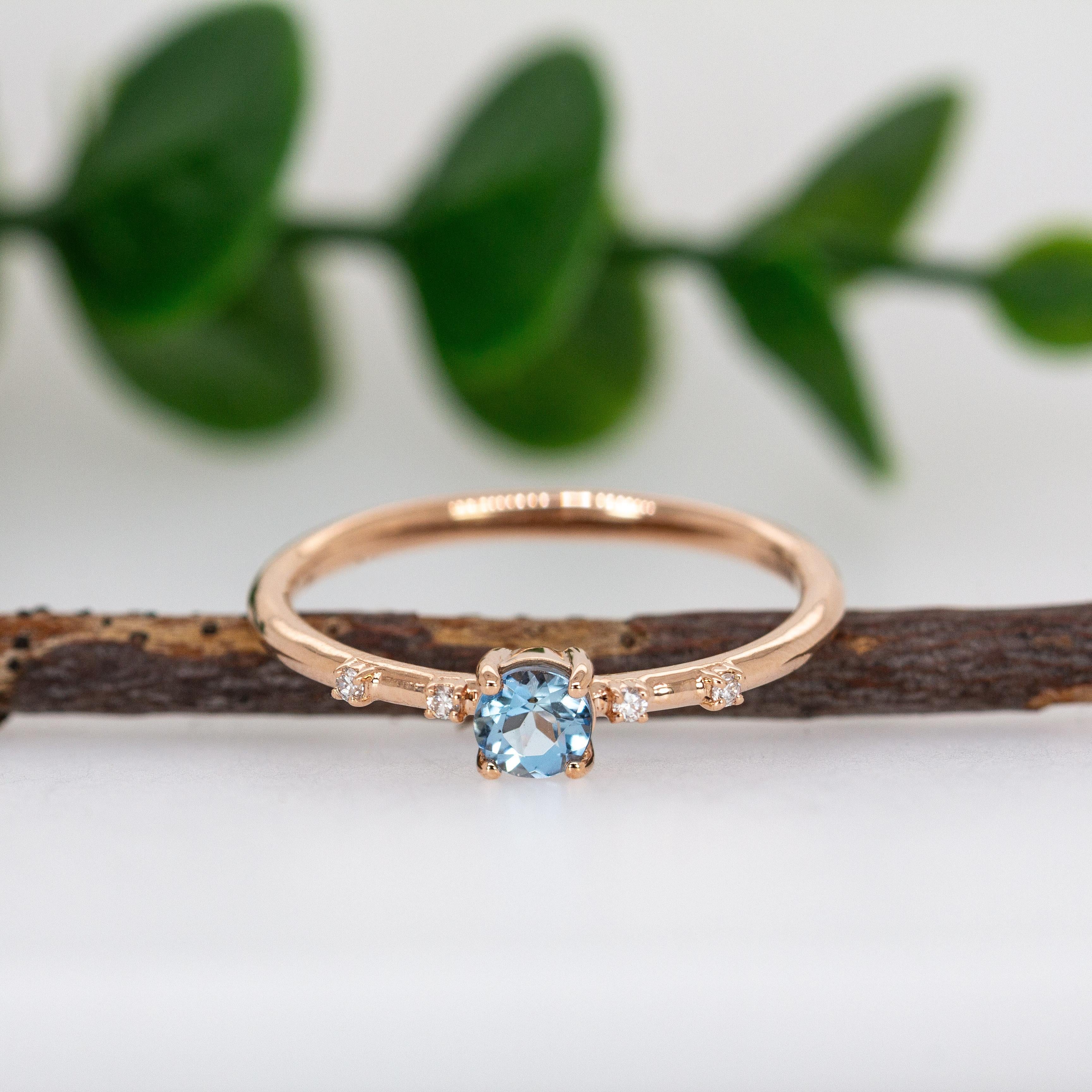 Delicado Anillo de Aguamarina Santa María con Detalles de Diamantes Naturales en Oro Rosa de 14K Moderno en venta